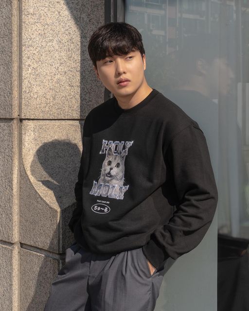 김정훈 (JUNGHOON KIM) on Instagram: "#광고
2022/11/02 @2219a_lifestyle
- @oround_official
제가 너무 좋아하는 고양이 캐릭터 모양으로 제작된
오라운드 티셔츠를 소개합니다!:)
 
야외 어디서나 데일리룩으로 연출 가능하고 저처럼 이렇게
고양이가 좋아서 너무 귀여워서 탐나시는분들도 많을꺼에요!
 
#홀리몰리과카몰리 소리 나오게 귀여운 티셔츠 말고도
다양한 고양이 제품들이 가득한 오라운드! 다들 많이 구경해보세요!
-
-
-
#오라운드 #데일리룩 #ootd #맨투맨
#그래픽맨투맨 #스웨트셔츠 #가을패션
#남성패션 #남성맨투맨 #여성패션 #여성맨투맨
-
#인플루언서 #헤어디자이너 #패션 #모델
#크리에이터 #정훈쌤일상 #어썸브로 #awesomebro #2219a"