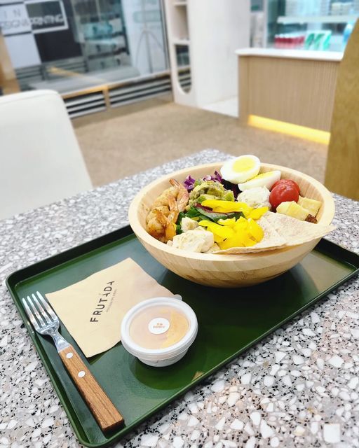 유하랑 on Instagram: "#광고

종각역 근처에 일는 프루다타 광화문점에 방문하였습니다!

저는 타코새우 과카몰리 샐러드에 으깬 감자와 계란을 추가해서 먹었는데 양도 괜찮고 광화문 인근에서 가성비 완전 괜찮은 곳이에요
살짝 매콤한 스리라차 마요 소스도 샐러드와 완전 찰떡이라 맛있게 먹고 왔습니다!! 

게다가 사장님이 고구마 토핑이 맛있게 됬다고 서비스도 주셨는데 바로 해서 주신거라 따뜻하고 맛있었어요❤️

메인토핑은 바로 구워서 제공해주셔서 따뜻한 샐러드로 즐기기에 아주 좋습니다👍

사장님께서 매일 아침 채소를 손질하셔서 진짜 신선하고 아삭아삭 맛있어요!!

서비스로 제공되는 따뜻한 스프도 진짜 맛있다고 하니 방문하시는 분들 꼭 드셔보세요 😆

자주 방문하실 분들은 도도 포인트 적립 추천해요. 적립율이 7% 정도에다 15포인트가 모이면 샐러드 종류 상관없이 1개 제공해주시고 다양한 이벤트도 있다고 합니다 😍

#종각맛집 #광화문맛집 #광화문샐러드 #샐러드 #샐러드맛집 #따뜻한샐러드"