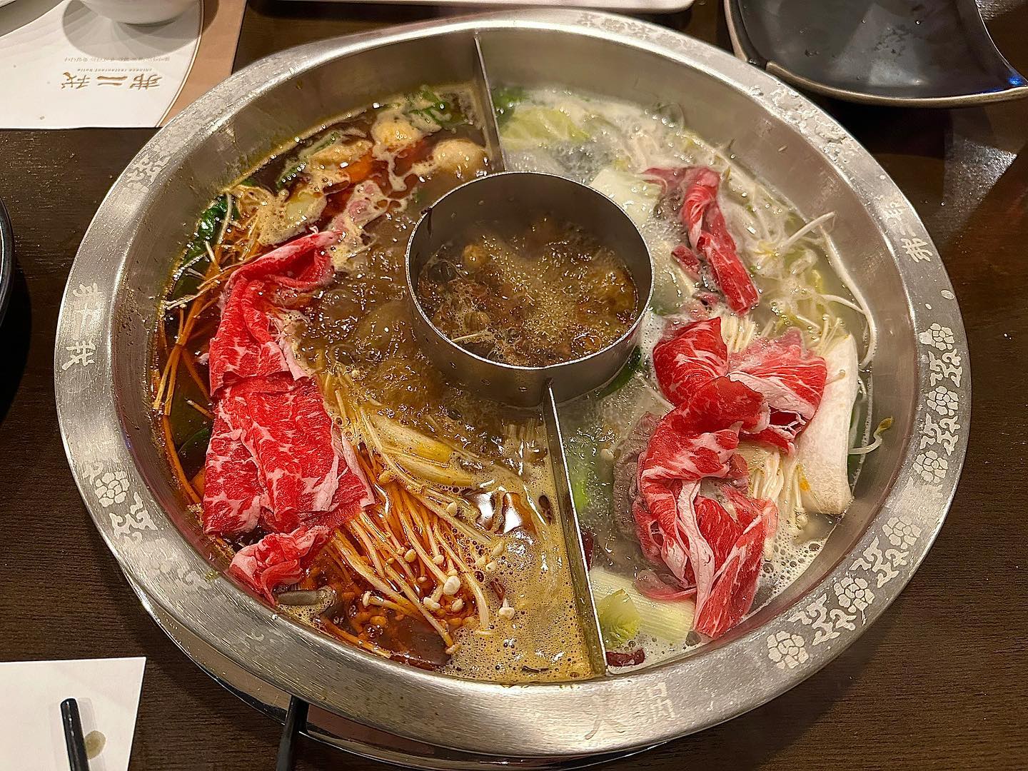 📍역삼 훠궈는 ‘불이아‘
⠀⠀⠀⠀⠀⠀⠀⠀⠀⠀⠀⠀⠀⠀⠀⠀ 
쌀쌀해진 날씨에 뜨끈한 국물이 땡기는 요즘
짝지랑 같이 훠거를 먹으러 갔습니다😘
⠀⠀⠀⠀⠀⠀⠀⠀⠀⠀⠀⠀⠀⠀⠀⠀ 
고급스러운 외관에 불이아는
이미 역삼에서 유명한 훠궈집 이더라구요👍
⠀⠀⠀⠀⠀⠀⠀⠀⠀⠀⠀⠀⠀⠀⠀⠀ 
양고기, 소고기 육질, 채소상태 너무 최상!!
⠀⠀⠀⠀⠀⠀⠀⠀⠀⠀⠀⠀⠀⠀⠀⠀ 
불이아는 진짜 꼭 생새우완자 추가해야합니다
필수에요 필수!🤙🤙
짝지 본인은 완자 안먹는다더니 맛나게 먹더라구요🤣
그정도 꿀맛 인정❣️
⠀⠀⠀⠀⠀⠀⠀⠀⠀⠀⠀⠀⠀⠀ 
무엇보다 소스를 만들어서 먹는 재미가 있어서 좋더라구요!
⠀⠀⠀⠀⠀⠀⠀⠀⠀⠀⠀⠀⠀⠀⠀⠀ 
그리고 꿔바로우는 꼭 주문해야하는거 아시죠?
훠궈집 가면 꿔바로우 필수‼️
⠀⠀⠀⠀⠀⠀⠀⠀⠀⠀⠀⠀⠀⠀⠀⠀ 
불이아는 룸도 있어서 회식이나 모임장소로도
많은 분들이 이용하고 계시더라구요! 추천추천❣️
⠀⠀⠀⠀⠀⠀⠀⠀⠀⠀⠀⠀⠀⠀⠀⠀ 
•주문리스트
⎷ 소고기정식  27,000원
⎷ 양고기정식  27,000원
⎷ 꿔바로우  20,000원
⎷ 생새우완자  12,000원
⎷ 새우계란볶음밥
⠀⠀⠀⠀⠀⠀⠀⠀⠀⠀⠀⠀⠀⠀⠀⠀ 
📍불이아
⎷ 주소 : 서울 강남구 논현로 514
⎷ 영업시간 : am11:00 - pm23:00
⎷ 매장번호 : 02-556-6689
⠀⠀⠀⠀⠀⠀⠀⠀⠀⠀⠀⠀⠀⠀⠀⠀ 
#역삼훠거