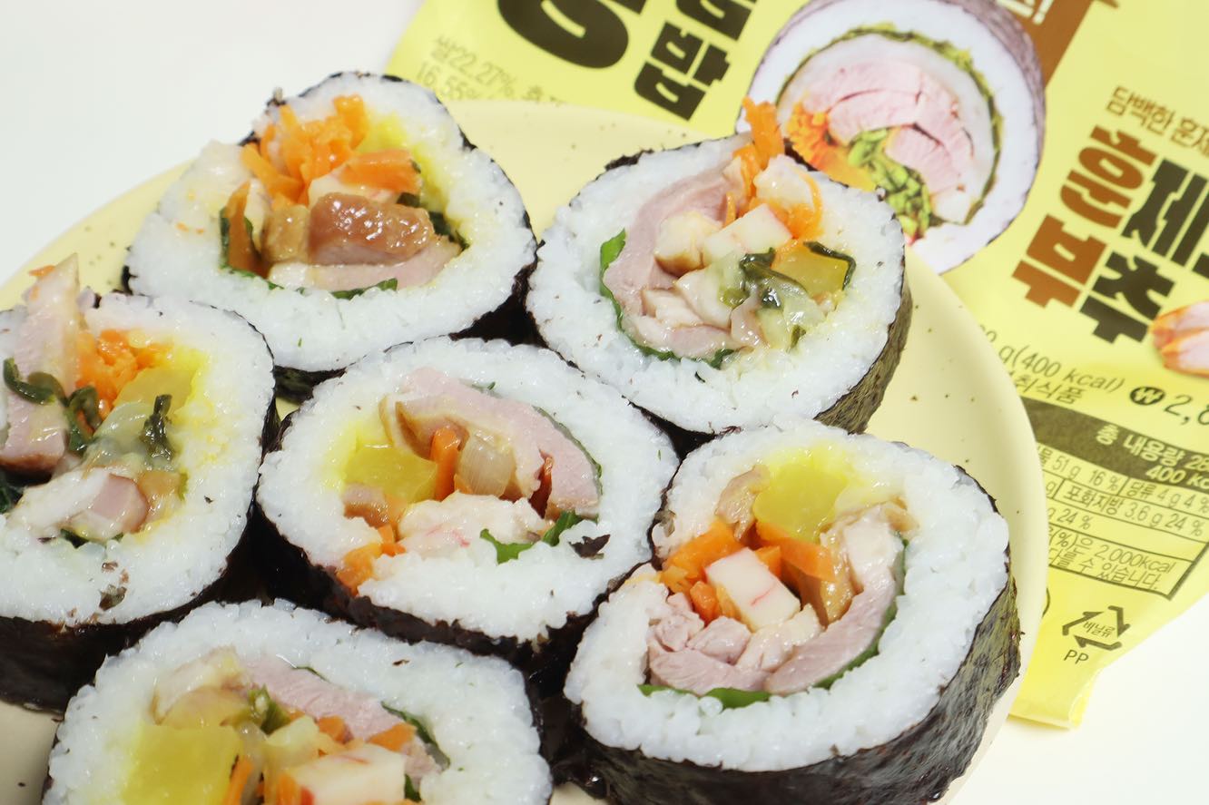 #협찬
기존보다 훨씬 더 커진 GS25 왕김밥 🍙
크기가 진짜 왕! 그 잡채,, 훌륭해요 👍

삼겹살쌈밥, 땡초불고기, 훈제오리부추, 묵은지참치까지 
총 네가지 종류로 출시돼서 
입맛에 맞는 메뉴로 구입하셔서 드시면 된답니다.

제가 먹어본 #묵은지참치왕김밥 2,700원
새콤한 묵은지와 짭짤한 참치의 조합이 최고에요 😝

#훈제오리부추왕김밥 2,800원
오리고기 잡내가 없었고, 부추 식감까지 참 잘 어울렸어요 !

이제는 편의점김밥 떠올리면
무조건 GS25왕김밥 생각날 것 같아요.

오늘도 맛있게 잘 먹었습니다 😉🔥

#GS25김밥 #GS25왕김밥 #편의점김밥 #편의점김밥추천 #편의점점심 #편의점리뷰 #편의점신제품 #편의점신상