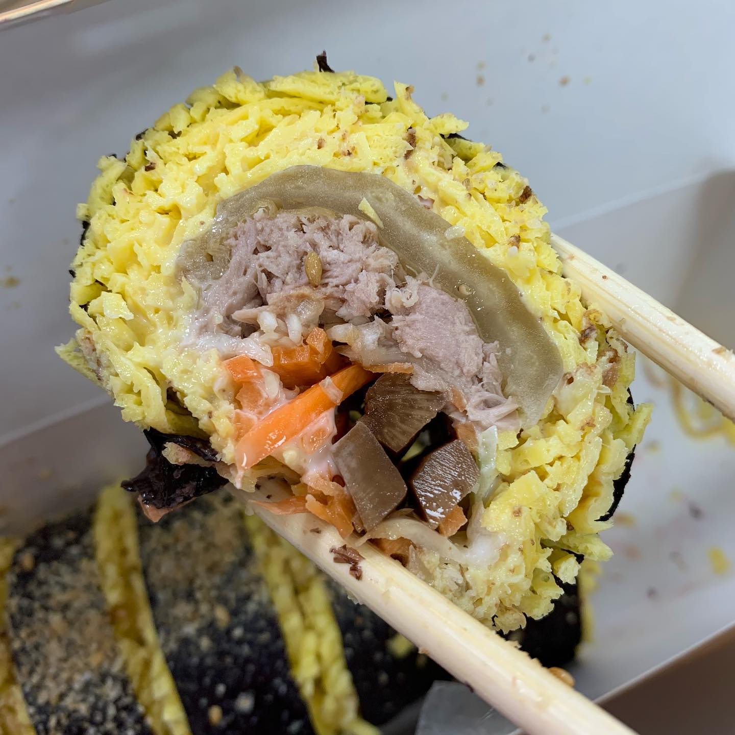 치킨이 미친듯 뜯고 싶은 #다이어터멜모 입니당!
-
아니 여러분들, 키토김밥 원래 느끼한거 맞나요???????😫😫
제가 어제 야근하면서 먹으려다가 만 키토 김밥을 점심에 먹었거든요??
아니 근데 좋아하는 묵은지까지 들었는데 
제 입맛엔 이거 왜이리 느끼한가요 😭😭
저 진짜 심한 계란 덕후라서 당연히 맛있을 줄 알았는데…
입맛에 너무 안맞아서 슬퍼요😟😟
두 줄 있었는데 한 줄 도 못먹었어요
-
여러분들은 키토 김밥 좋아하시나요?
-
✔️아침 : 사과 + 따아
✔️점심 : 키토김밥 2/3
✔️저녁: 페퍼민트 티
-
.
.
#직장인다이어트 #직장인다이어터 #고도비만다이어터 #30대다이어트 #30대여자다이어트 #다이어트식단 #다이어트2주차 #키작녀다이어트 #살빼자그램🐷