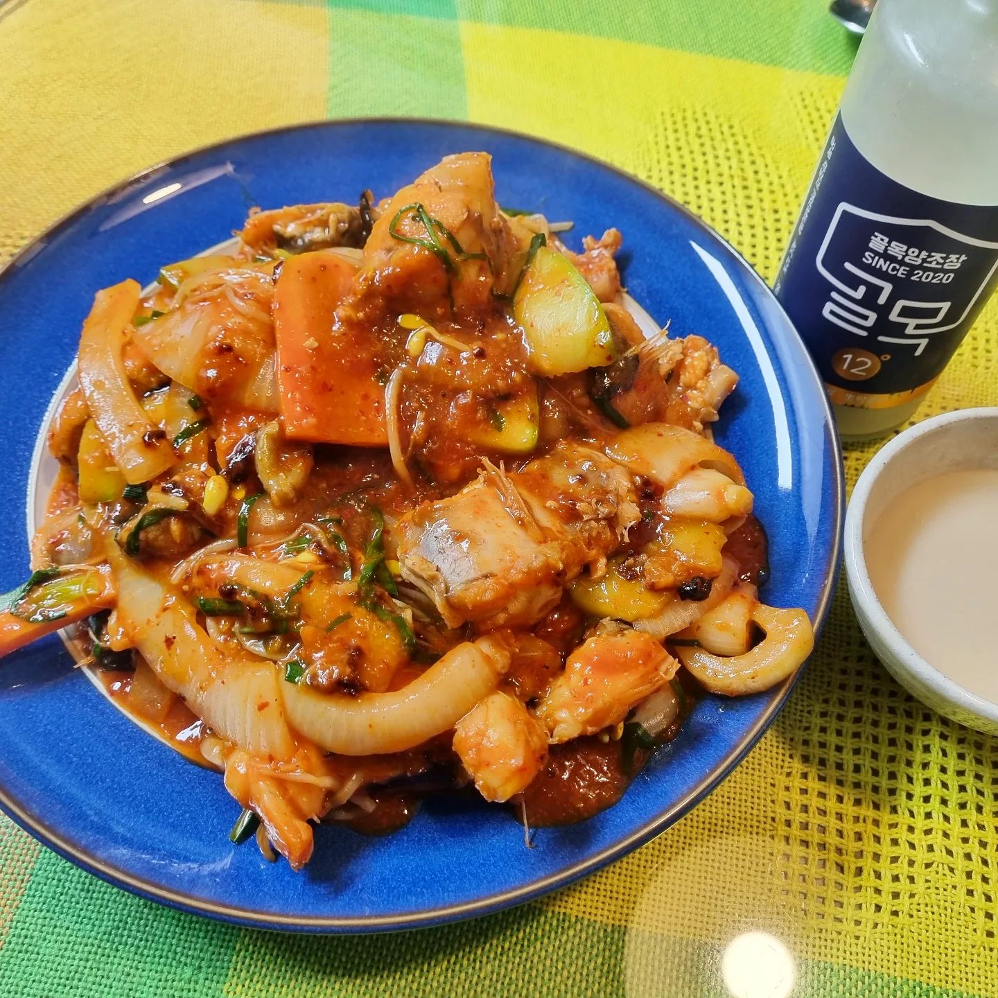 #협찬 업체로부터 제공받은 제품입니다
naturefriend02

　🍲어반마산아구찜

아귀찜을 먹으러 가면 보통 아귀는 거의 없어고 야채만 맛있게 먹는데 가격도 비싸요🥺

⭐️아귀 살을 먹고 싶은데 머리가 아주 커서 먹을 건 별로 없는 대가리가 큰 비중을 차지해서 아쉬운데
어반 아귀찜은 선호하지 않는 부위인 아가미, 이빨, 지느러미, 가시 등을 과감하게 제거하고 질 좋은 통통한 살만 가득 들어있어요.

🏷대가리 부위는 없고 몸통부터 꼬리까지만 들어있어서 살이 정말 많네요.
아귀살이 부드럽고 담백하면서, 쫄깃쫄깃하고 탱탱한 식감이라 맛있어요.

특별히 손질을 따로 할 필요도 없고 그냥 한번 삶아준 후에 양념 넣고 조리하면 끝
양념도 들어있어서 그냥 그대로 사용해주면 되서 너무 편하네요.

추가로 야채 정도만 넣어주면 아귀찜 전문점 방문하지 않아도 집에서 간편하게 만들어 먹을 수 있어서 좋네요.

까다롭게 선별한 아귀를 깨끗이 손질하여 급속 냉동한 신선한 냉동 아귀를 사용하고, 
HACCP 인증을 받은 업체로 깨끗하고 위생적인 환경에서 제조되어 안심하고 먹을 수 있겠네요.