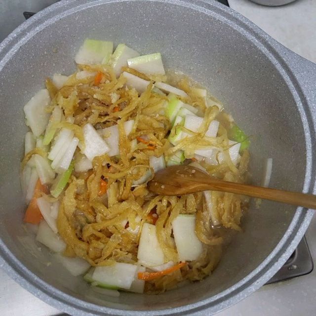먹보패밀리 | 서울맛집 경기맛집 강원도맛집 전국맛집 on Instagram: "#협찬 #황칠코리아 #황칠요리사 @hwangchil_korea

오늘 소개해 드릴 제품은 며칠전에 제가 숙취해소제를 소개시켜 드렸던 업체에서 같이 판매 하는 제품 입니다!! 오늘은 요리에 넣어 잡내, 비린내를 잡아주는 황칠요리사 입니다!!🥰🥰

나무계에 인삼이라하여 인삼나무라는 별칭을 가진 황칠나무는 만병통치약이라는거 다들 아시쥬~~?!!😉😉

황칠나무에는 항암, 항염, 항균, 당뇨, 간기능개선, 항산화작용, 면역력증진, 항고지혈증, 남성 성기능 개선 및 대장질환 예방 및 개선, 암세포 억제 등 다양한 효능이 있습니다👍👍 황칠 나무는 정말 만병통치약이 맞네요~!!

황칠코리아에서는 잡내제거에도 탁월한 효과를 보여주는 황칠나무를 사용하여 황칠요리사를 개발하게 되었습니다.!!

오늘은 황칠코리아에서 개발한 황칠요리사를 소개 시켜드렸는데요!! 제가 황태국을 만들려고 황태를 한번 볶으면서 황칠요리사를 사용 해봤는데요!! 황태 비린내를 싹 날라가게 해주고 국물 맛이 깊어지더라구요!!👍👍 가족들이 왜이리 맛있냐고 하더라구요~~^^
여러분도 황칠요리사 구매해서 고기 잡내나 생선 비린내 등 없애는데 한번 사용 해보세요~!! 정말 간편하고 좋습니다!!😚😚 

조리법!! (간단)

👉 육류 조리 시 : 황칠요리사를 이용하시면 육고기 특유의 잡내를 완화시켜 육질을 부드럽고 담백하게 해줍니다.

👉 생선류 조리 시 : 비린내를 완화시켜 생선을 먹지않는 까다로운 아이들의 입맛까지 해결해 줍니다.

👉 다양하게 : 국, 찌개, 볶음, 조림요리나 밥을 지을 때도 사용하시면 감칠 맛을 돋구어 줍니다

#광고 #인삼나무 #황칠나무 #잡내없애는법 #돼지고기잡내없애는법 #닭고기잡내제거 #삼겹살잡내없애는법 #돼지갈비잡내잡는법 #소머리수육잡내제거 #잡내 #요리할때잡내제거 #맛스타그램 #맛스타 #먹스타 #먹스타그램 #먹팔해요 #먹팔 #먹팔환영 #먹스타맞팔 #맞팔 #선팔 #좋아요 #좋아요테러 #첫줄 #댓글환영 #소통환영"
