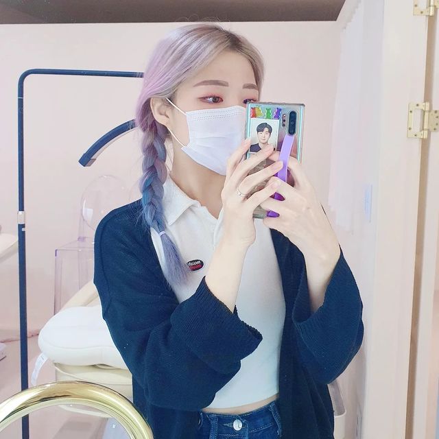 ᰔ 예지 Yeji ᰔ on Instagram: "#광고 💎더현뷰티 (@the_hyen_beauty ) 에서 #눈썹문신 받고 왔어요!💎
.
2년 반 전에 받은 눈썹문신이 안예쁘게 빠지는 바람에 이번에 더현뷰티에서 새로 받았어요! 위치는 미사역 8번출구에서 1분 거리로 대중교통 이용하기에도 편하고 주차도 2시간 무료라 자차로 가기에도 편하더라구요😁
사진에 보다시피 샵도 화이트 아이보리 톤으로 깔끔하고 따뜻한 분위기에 조금 불편할 수 있는 샵인샵도 아니고 룸도 따로 있어서 더 좋았어요💖 
.
𝟙, 𝟚번 사진이 문신 받은 직후고 𝟛번이 받기 전, 𝟜번사진이 시술 일주일 후 사진이에요‼️ 확실히 받은 직후보다 많이 자연스러워졌죠ㅎㅎ 문신 받을 때 쌤한테 그냥 모든 걸 다 맡겼는데 길이랑 두께도 너무 마음에 들고 색상도 제 톤이랑 딱 맞게 해주셔서 너무 만족스러워요🤍🤍
잔흔도 언제 있었냐는 듯이 깔끔하게 커버되고 자연스럽지만 존재감 있는 눈썹이 된 것 같아요😆
눈썹 문신 뿐만 아니라 #속눈썹펌 도 같이 하셔서 간김에 눈썹 문신이랑 속눈썹 펌 한번에 받고 와도 좋을 것 같아요!
.
그리고 쌤도 너무 친절하시고 예쁘시고...💖 하나하나 놓치지 않고 꼼꼼하고 정성스럽게 해주시는게 너무 만족스러웠어요👍👍 주변에 눈썹 문신 한다는 지인 있으면 무조건 추천‼️
.
예약은 카카오채널 💎더현뷰티💎 검색하거나 💎더현뷰티(@the_hyen_beauty ) 인스타그램 프로필 하단 링크로 연락 하시면 친절하게 답 해주실 거예용🥰
.
.
.
.
.
.
#하남눈썹문신 #미사눈썹문신 #하남눈썹 #미사눈썹 #하남반영구 #하남속눈썹펌 #미사반영구 #미사속눈썹펌 #협찬 #💎"