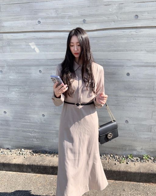 김채아 on Instagram: "#광고 #협찬 리리앤코 레온브 카라넥 벨트 머메이드 롱 원피스 베이지🤎 ⠀ 데일리룩 데이트룩으로 부담스럽지 않게 입기 좋은 원피스를 입었어요☺️ ⠀ 머메