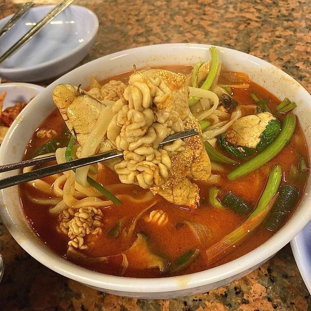 리우 on Instagram: "#하니칼국수#신당
.
.
.
.
#알곤이칼국수 
약간 매콤하고🌶
양은 딱 1인이 먹어야 할것같은 양🫰🏻
만약 부족하다면 공기밥을 계속 먹게 해주시니 충분할듯
이렇게 혜자스러운 맛집이 있다니🥰🧡💕

#수육 
적절한 수육 그 잡채🥩 칼국수가 매콤할때 하나씩 먹으면 딱🫰🏻

평일 브레이킹 타임 직후에 갔더니 웨이팅은 없어서 좋았다💕
많이 기다렸다가 먹었으면 속상했을정도😅
일행이 늦게외서 천천히 주문했는데 눈치 주시지않아서 감사했다🙏🏻

#신당역맛집#신당맛집#맛집투어#맞팔#먹팔#맛스타#먹스타#맛스타그램#먹스타그램#알탕#알#고니#알곤이#알고니#칼국수#매운#술이술술#술스타#술스타그램#수육#돼지수육#맛#맛집#웨이팅#신당술집#🍺#🍶"