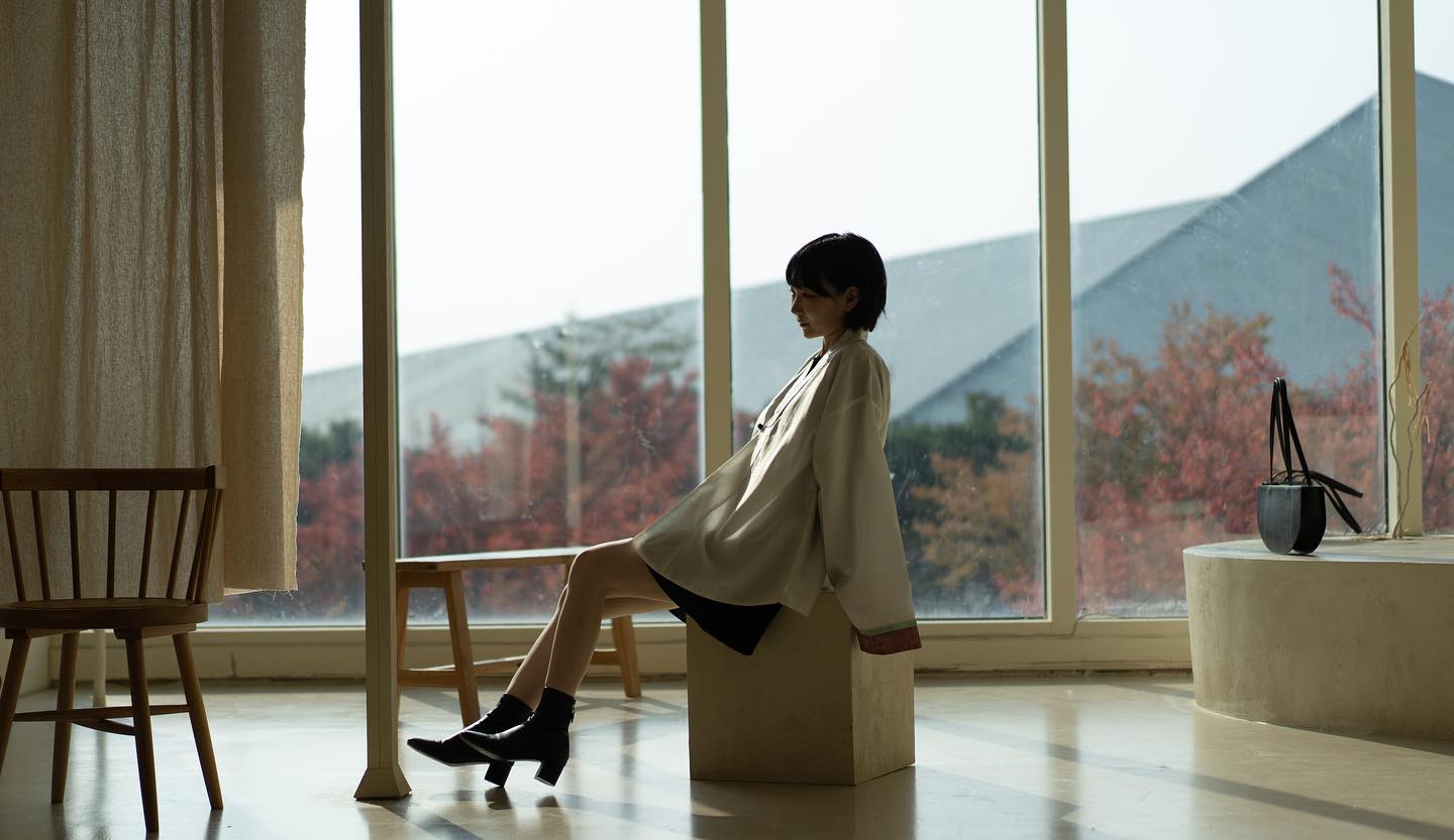 룩북 촬영 후기
⠀
하나부터 열까지 홀로 준비했던 이번 룩북.
사실 이번에 팝업 준비, 제품 재생산, 신제품 준비 등등 빠지는 돈이 너무 많아서 계획했던 것보다 상당히 축소시켜 촬영을 준비했다. 내가 모델할 정도면.. 알지? 샘플 생산에도 차질이 생겨 촬영 당일에 퀵으로 겨우 받음. (전달받은 예상일보다 일주일 넘게 미뤄짐 ㅎㅎ 역시 여유기간은 일주일 +@로 잡아야 한다..)
⠀
이전 글에 나와있듯이 사실 정말 원하는 퀄리티의 사진이 나올까 너무 걱정됐었다. 과연 노력이 비용을 커버할 수 있을지.
⠀
결론은 yes :)
⠀
누구나 시작은 있고, 과정이 있다. 처음부터 전문가인 사람은 없다. 하지만 경험을 넘어 노력과 준비가 곁들어지면 최고는 아니더라도 최선의 결과물을 만들어낼 수는 있었던 것 같다. 이런 한번 한번의 경험들이 내 능력치를 업그레이드 시켜주겠지!
⠀
우리 one.zero__ 원감독이 무거운 카메라, 렌즈 대여해와주고, 전날까지 바쁘게 일했는데도 몸 사리지 않고 열심히 촬영해줬다. 역시 피연의 가장 큰 자산 그자체 원영 사랑해!!!!
⠀
우여곡절이 많았지만 역시 아직은 발로 뛰며 하나하나 준비하는 과정이 너무 재미있다. 돌아오는 성취감도 엄청나! 모두들 곧 올라올 텀블벅 펀딩을 기대해주세요!!
⠀
#룩북촬영 #룩북 #후기 #주절주절