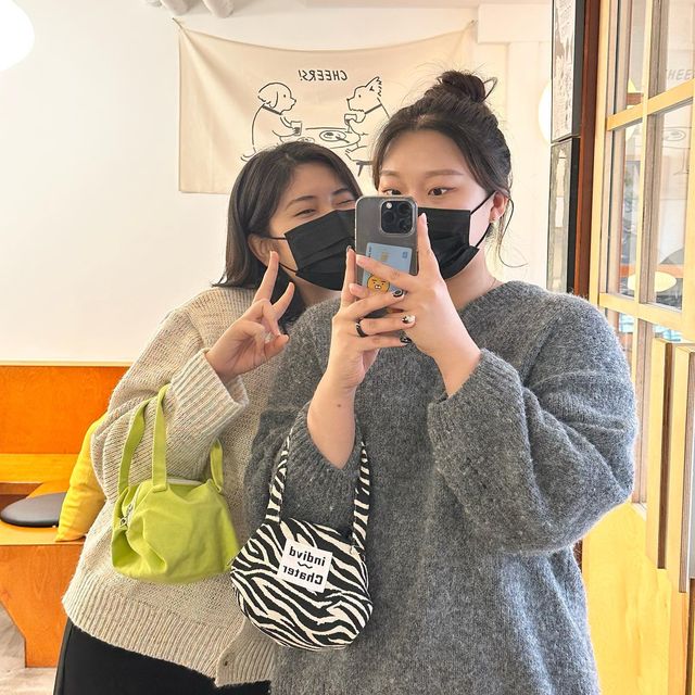 ✿옌✿ on Instagram: "#광고 . 요즘 미니미한 가방에 빠져서 적당한 가방을 찾고있었는데!! 디자인도 너무 귀엽고 생각보다 많이 들어가서 최고인거같아요!!👍🏻 사이즈도 적당하고 포인트로