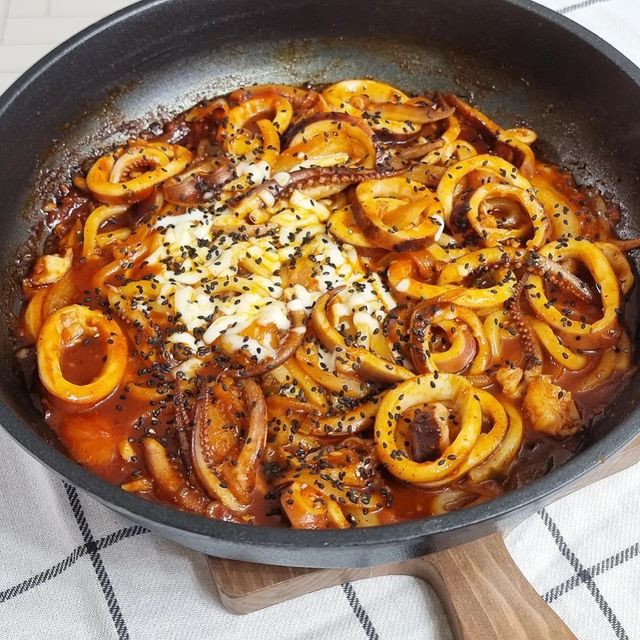내마음의풍금/Account run by Mom on Instagram: "#광고

꼬들무불오징어 넘넘넘 맛있옹~

자연산 통오징어 2마리가 통째로!
쫄깃 탱탱한 자연산 오징어 식감 대박~

깨끗하게 손질된 자숙오징어는 물론
맛있는 양념까지 구성에 모두 포함되어 있어
간편히 조리만 하면 끝
요건 캠핑이나 여행갔을때 완전 딱이네요

메인요리로도 훌륭 술안주로도 넘나 훌륭

중간맛인데 살짝 매워서 저는 계란말이, 어묵 그리고 김이랑 같이 즐겼어요
살짝 매콤해서 깨소금 살살 뿌렸어요~
평소 양파 좋아해서 양파만 곁들였는데
요 양념소스에 모든게 다 포함되어 있어
안넣어도 되지만 식감 때문에 양파만 넣었어요
매콤하면서 중독성 강한 맛!
매운데도 굉장히 깔끔한 맛!
오랜만에 맛있게 먹으니 이마에 땀이 송글송글
너무 맛있어요! 강추!

#꼬들무불오징어#오징어볶음#자숙오징어#캠핑밀키트#통오징어볶음#끼닛불볶음"