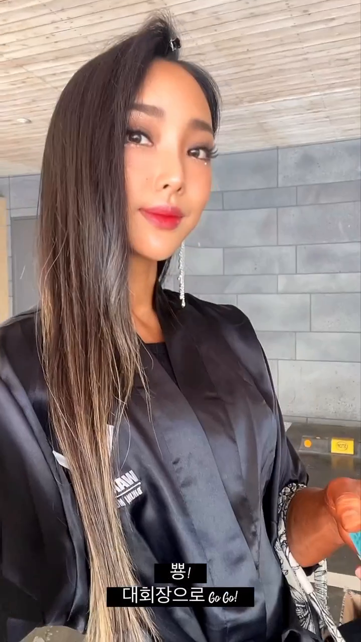 .
요번 상반기 대회때 풀 메이크업 받구찍어뒀던 영상 
(이걸 이제 올리다니 넘 바빴다..😂)
오랫만에 대회나가고 풀메이크업 하니 
봉원장님도 오랫만에 보시고
자기 빠진 얼굴이 이모습이구나??? 놀래시고 
😂
넘 놓긴 했었지 
이제는 차려입은 날보다 
운동복 운동화 차림이 훨 많고 편한 나의 직업 
.
요즘은 토실토실 오르고
여름사람인 나는 또 춘 동절기라고
쭈구리 다람쥐 할머니 마냥 🐿
운동복 위 스웨터 룩 이지만 
가끔은 요래 꾸미고 도심 데이트도
나쁘지 않겠군?
.