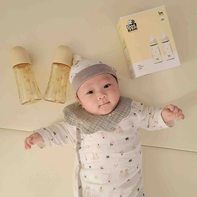 Harang's daily story(ღˇ◡ˇ*)♡ on Instagram: "#협찬 #체험단 @toviandmolly_official

🤎하랑이네가 토비앤몰리 젖병을 체험해보게되었어요🤎

🏷제품명: 토비앤몰리 돗람이 젖병 트윈팩 + 토비앤몰리tm젖꼭지

🏷구성: 토비앤몰리 돗람이 젖병 트윈팩(2개) + 토비앤몰리tm젖꼭지

*토비앤몰리 돗람이 젖병+ 토비앤몰리tm젖꼭지*

✔️PPSU소재로 열탕소독가능, 자외선소독기소독가능, 전자레인지 사용가능, 식기세척기가능
✔️선명한 40ml단위 눈금으로 분유를 탈때 수월해요
✔️그로미미와 위탁제조한 젖병으로 그로미미의 젖병과 100%호환 가능
✔️돗투돗 콜라보로 돗람이가 그려진 귀여운 젖병
✔️매끈한 병목 디자인으로 그립감이 좋아요
✔️모유실감과 호환 가능한 젖꼭지
✔️에어벨브가 2개라 위치신경쓰지않고 수유가능함

❣️젖병트윈팩에는 젖꼭지가 포함되지않아 따로 구매하셔야해요~!
❣️젖꼭지 단품 구매 시 10일 환불제 혜택이있어요! (젖꼭지에 대한 오랜 연구 및 기술력이 뒷받침되어 자신감 있게 말씀드릴 수 있다고해요👍🏻)

*사용후기*

🤍평소 그로미미 젖병과 모유실감 젖꼭지를 사용하는 하랑이는 똑같은 모양과 젖꼭지로 별다른 불편함없이 수유가 가능했어요~

🤍젖꼭지에 에어벨브가 2개라 밤중수유에도 에어벨브의 위치를 신경쓰지않고 먹일수 있어 편했어요~!

🤍다크그레이 그로미미젖병만보다가 귀여운 돗람이가 그려진 젖병이라 그런지 다먹고 젖병을 보며 방긋방긋 웃어서 잠깐 보며 놀았어요🤣🤣

🤍열탕소독, 자외선소독, 전자레인지 사용 모두가능하고 입구가넓어서 세척이 용이했어요

🤍혼합수유중이라 유축도 하는데 스펙트* 와이드형 유축기와 호환이되어 유축도 편히 할수있답니다🥰

#첫줄 #젖병 #신생아젖병 #토비앤몰리#돗람이젖병 #배앓이방지 #PPSU젖병 #출산선물 #육아템 #그로미미콜라보 #모유실감젖꼭지 #일상소통 #육아스타그램 #호랑이띠아기 #흑호띠맘🐯 #범띠아기 #범띠아들 #범띠맘 #아들맘 #아들스타그램👶🏻 #육아소통 #육아맞팔 #육아일상 #선팔 #사랑해아가 #112일아기👶🏻 #0603하랑이👶 #하랑둥이사진"