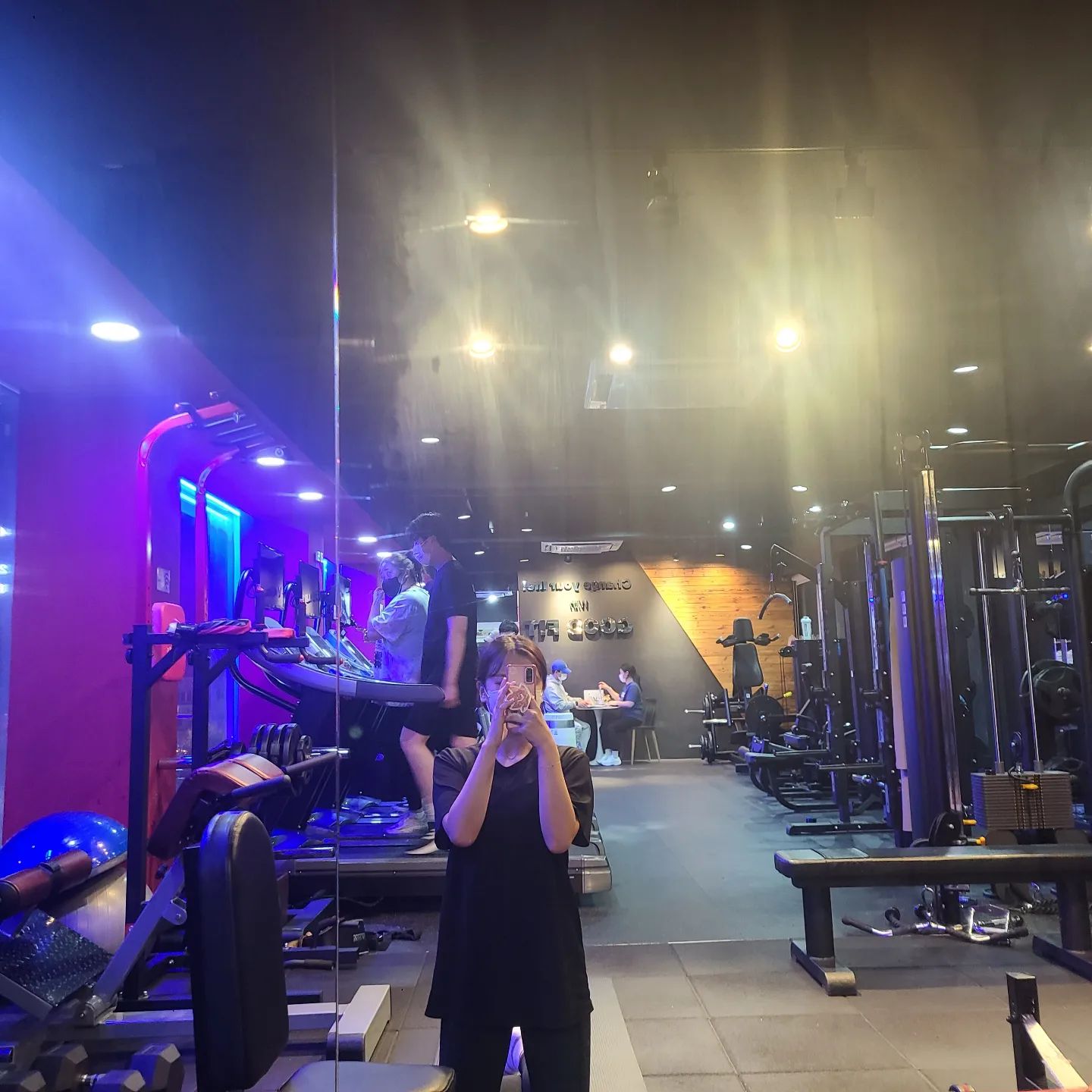 오랜만에 운동 피드😊
(마지막 피드랑 다른 날이에요!.!)

꽤 오래 안 올리긴 했는데 마지막으로 올린게 9월 말이네요,,ㅎㅎ

운동을 안 한건 아니구,, 간간히 하긴 했는데 정신 없어서 기록할 생각이 안들었어요😔

기본 2시간씩 하던 운동 10월에는 한시간도 겨우겨우 했었는데
급 컨디션 회복해서 오랜만에 필라테스 & 피티 두 타임!!

필테에서 하체, 어깨하고
피티에서 등까지 어운완했숨당❤️‍🔥

(가끔 피티샵에서 만나는 애기 강아지 넘 귀여워서 박제🤎)
.
.
.
#다이어트 #다이어터  #운동기록 #운동계정 #운동스타그램 #헬스타그램 #헬린이 #운동하는여자 #운동하는직딩 #운동맞팔