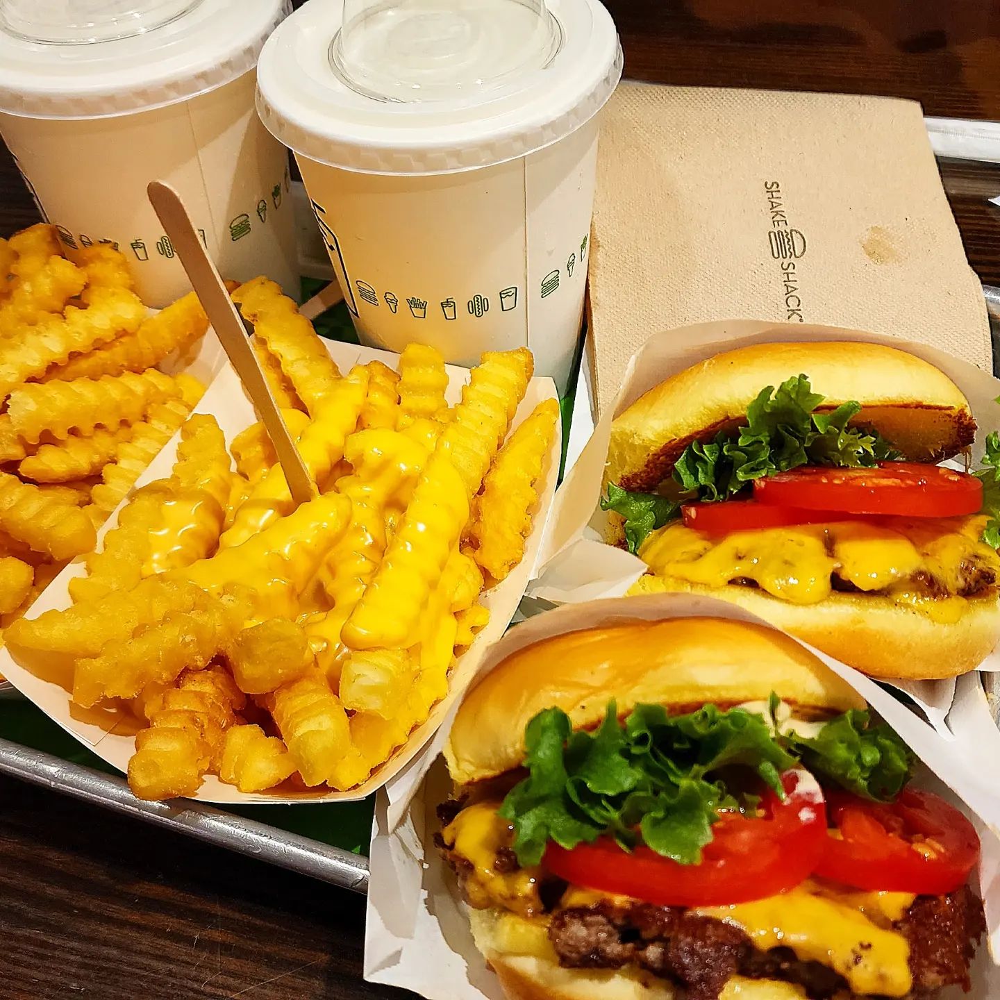 맛따라 어디든 가는 맛따라 GO!!

#반포 #쉐이크쉑

몇년전, 혜성처럼 등장해 
수많은 사람들을 줄세운
미국의 유명 버거, 쉐이크쉑 버거
2016년 처음 우리나라에 상륙해서 
벌써 햇수로 7년이 됐는데,
이제야 맛따라는 맛을 봤습니다

✔️ 🍔쉑버거 💰 7.3

쉐이크쉑의 대표 메뉴 "쉑버거"
포실포실한 번 사이에 육즙 가득 머금은 소고기 패티
사르르 녹아있는 치즈와 
토마토, 양상추가 심플하면서도 
이것이 햄버거의 정석이 아닐까 싶었어요.

✔️ 🍟프라이 💰 4.1

길게 잘린 흔한 감자튀김이 아니라,
지그재그 재미난 모양의 크링클컷 프라이.
어쩐지 어렸을때 많이 먹었던 느낌의 
익숙한 감자튀김 입니다.

✔️ 🥤쉐이크 💰 6.2

사실 쉐이크쉑 버거엔 
이거 먹으러 온다고 해도 과언이 아니에요.
미국 영화에서나 보았던 쉐이크에 
감자튀김 찍어 먹는 장면
이곳에선 당연한 모습이에요.
서울 촌놈 맛따라는 그저 신세계였답니다.

결론부터 말하자면 맛따라는
햄버거 + 콜라가 최고인것 같아요.👍
쉐이크에 찍어먹는 감튀는 내 스타일이 아닌걸로~
롯데리아 데리버거 세트가 땡깁니다.

🏢 쉐이크쉑 센트럴시티점
📍서울 서초구 신반포로 176 1층 119호

#맛따라_반포 #맛따라 #쉐이크쉑버거 #반포햄버거 #고속터미널 #센트럴시티 #센트럴시티맛집 #고터맛집 #고터햄버거 #shakeshack #hamburger #fries #shake #먹스타그램 #맛스타그램 #foodstagram #eatstagram