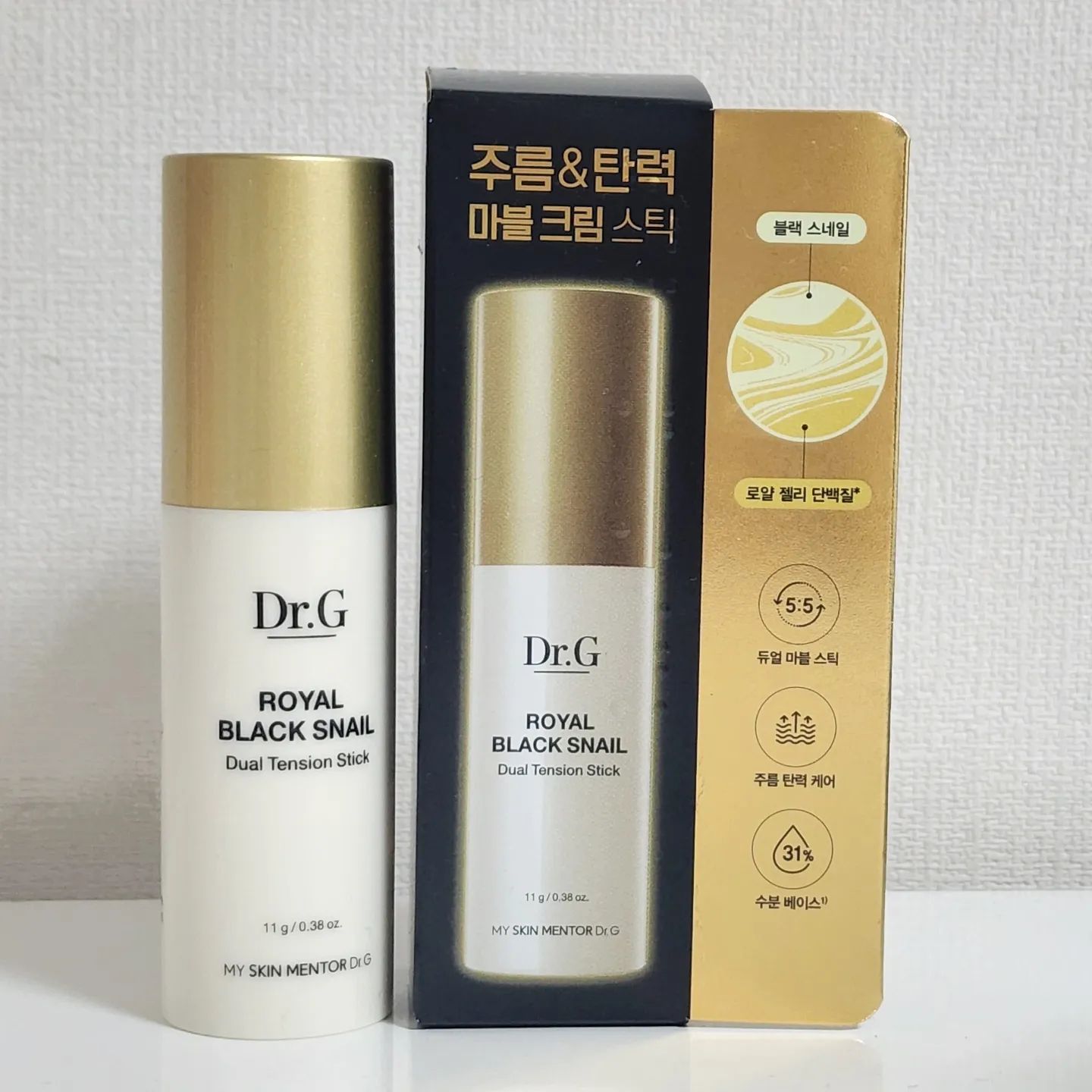 #뿡빵그램 #뿡빵리뷰 #닥터지로얄블랙스네일 #체험단 

여러분 혹시 군대 내 PX에서 꼭 사야한다는 물품 중에 가장 유명하다고 할 수 있는 달팽이 크림을 아시나요?!?! 

세상에나 이번에 닥터지에서 너무너무 촉촉해서 한번 써본 분들은 계속 찾게된다는 블랙 스네일 크림과, 로얄 젤리 단백질을 듀얼로 블렌딩한 '듀얼 탄력 크림'이 새로 출시되었다고 해요꒰◍︎⍢︎◍︎꒱۶

스틱형이라 세안 후 기초 스킨케어 한 얼굴에 슥슥 발라주기 너무 편하고 무엇보다 촉촉해서 너무 좋았어요ㅜㅜ 전 최강 극 건성이라 겨울철에 얼굴이 잘 뜨고는 하는데, 건조한 부분에 바르면 금방 잘 가라앉게 해주더라구요!!

또 하나 신기했던건 포장박스 겉면에 점자가 있다는 거였어요😯😯 세심한 배려가 보였달까요?!ㅎㅎ

✔ 블랙 스네일(달팽이점액여과물)&로얄 젤리 추출물 31% 함유
✔ 미백, 주름개선 2중 기능성 화장품
✔ 민감성 피부 사용 적합 인체적용시험 완료
✔ 피부 자극 테스트 완료

촉촉한 듀얼 스틱으로 울님들도 다가올 겨울철에 건조해지기 쉬운 피부를 탄력있고 촉촉하게 보호해봐요ଘ(੭ˊ꒳ˋ)੭