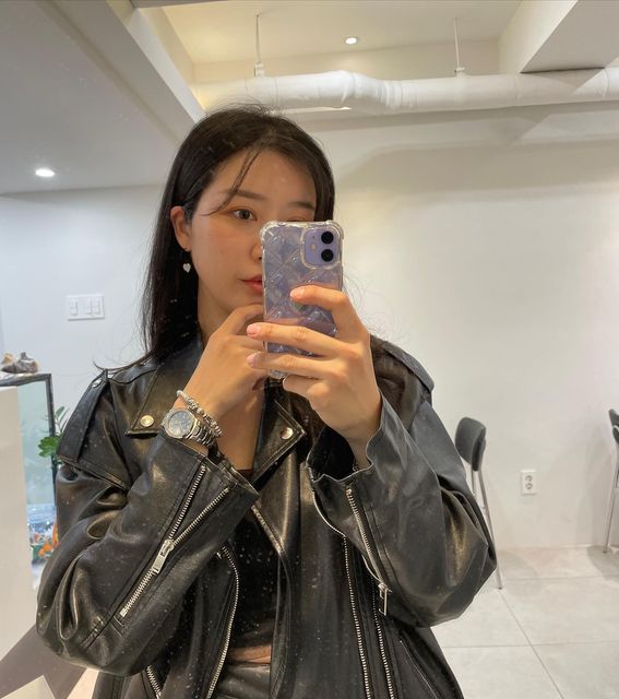 이찌의 내맘가는대로 일상 on Instagram: "#ootd #힙하고싶은애미새 나 시계에 팔찌 레이어드 처음 해봤다? 처음엔 염주팔찌 같구 남자들만 하는 느낌의 비휴장식이 망설여졌는데 의외로 작은 볼