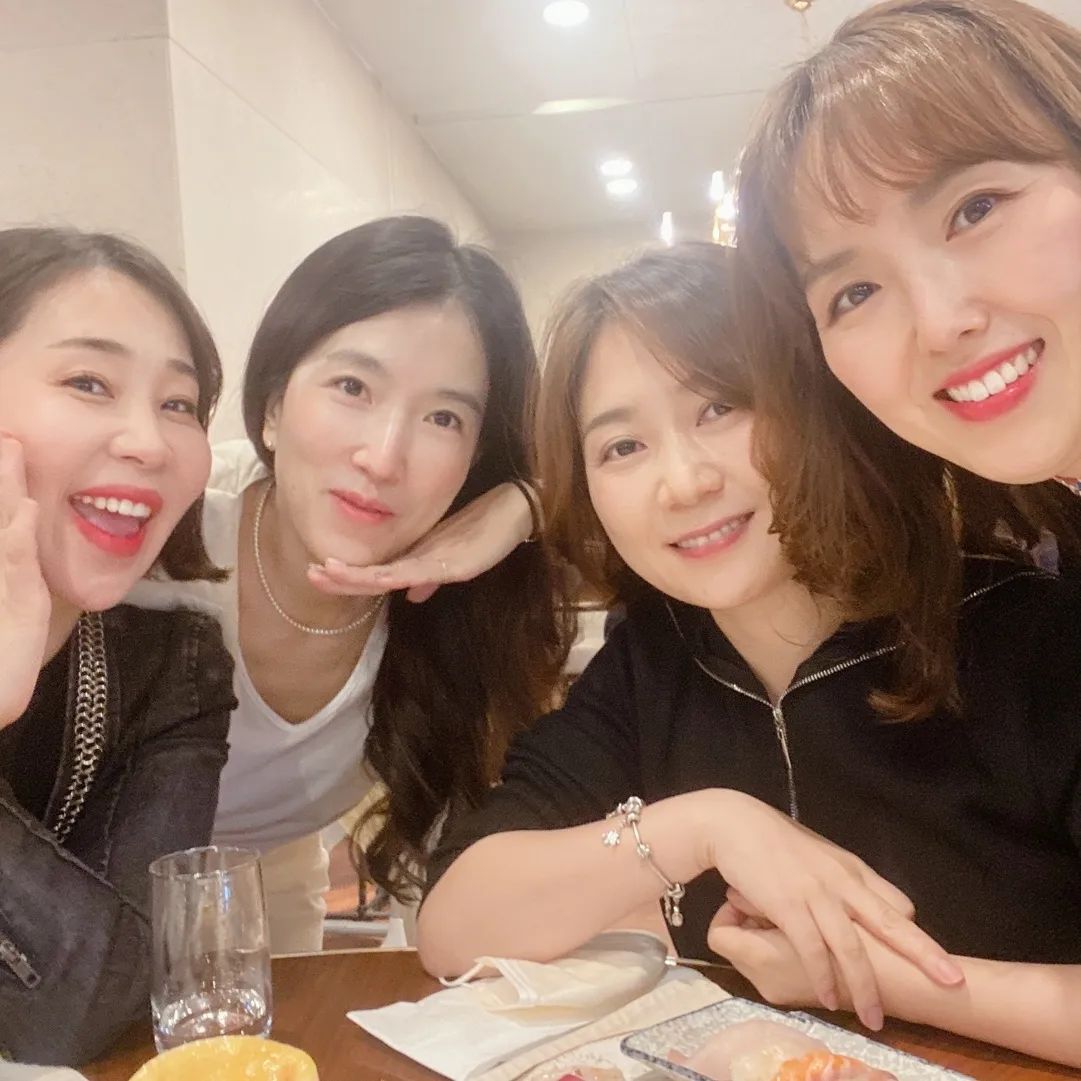나의 시스터즈♡
알고지낸지 벌써 20년
(오메 오랜된긋...)

연말모임 사전모임 중ㅋ

리버사이드호텔 점심뷔페
떠드느라.
배부르게 못 먹었다는😔

먹고
쇼핑하고

역시💵 💳돈쓰는건 즐거워 🎶 
.
.
.
#리버사이드호텔뷔페  #와인무제한