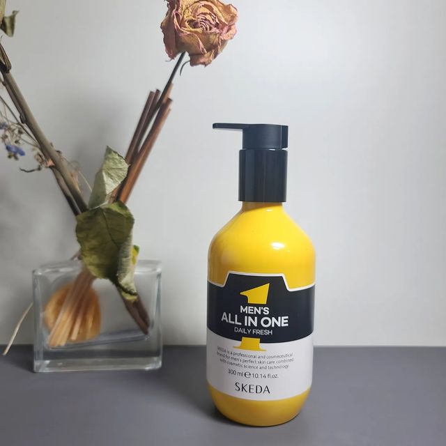 문건 on Instagram: "#광고 #스케다 . . . . 스케다 남자 올인원 데일리 프레시는~ 남자 대용량 300ml 올인원 스킨+로션+에센스를 한번에사용가능한 제풉으로 미백과 주름, 대용량으로 피부관리할수