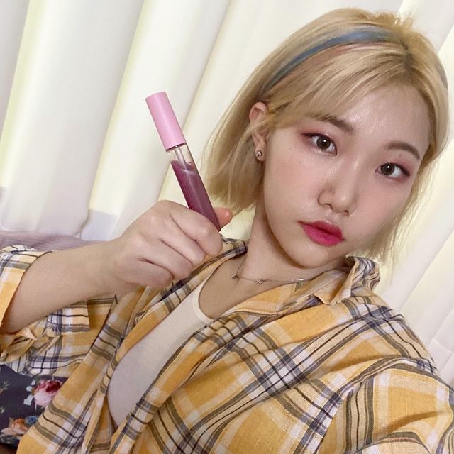 송환나 on Instagram: "#제품협찬 @jennyhouse_cosmetics 소개드릴 제품은 “제니하우스 원데이 헤어틴트” 이에요😉❣️ 탈색이나 염색을 하지 않아도 언제 어디서나 쓱쓱 바르기만 하면