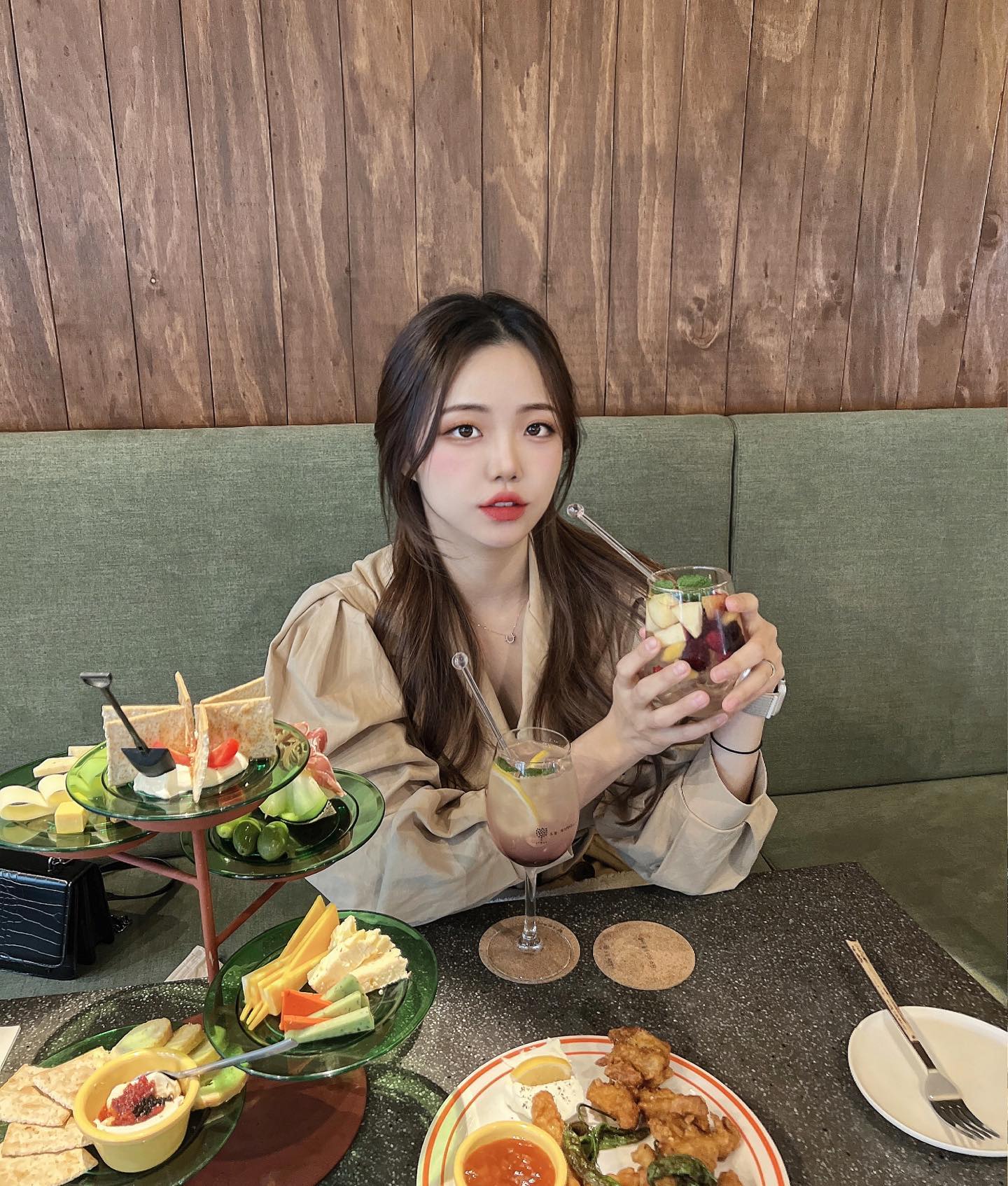 #협찬 
배 적당히 고픈데 식당갈까 카페갈까 하다 들른 오늘, 와인한잔 정자가든점🏡 

낮시간인데 테라스에서 와인 한 잔씩 여유롭게 즐기는 모습이 너무 좋아보여서 들어왔어요🤍 
상그리아 한 잔에 높아야 5도? 저도수 와인이 많아서 가볍게 마시기 딱 좋구, 에이드처럼 맛도 있어서 따로 카페 안가도 되겠었어요🍷

정자동은 잘 안와봤는데 엠코헤리츠로 당장이라도 이사오고 싶게 만들어버린 분위기 🫧 정자가든점 이름에 걸맞게 내부에도 여기저기 가든 컨셉 인테리어 되어있고, 외부는 캠핑컨셉에 귀여운 난로도 테이블마다 있어서 해 떨어지고도 외부 좌석은 풀이었어요..? 

제가 시킨 메뉴는 ‘공중정원’ 이라는 컨셉에 아주 충실한 세트인데, 인기 메뉴인 청어알 크림치즈 크래커와 마스카포네 치즈 크래커가 포함된 와인안주로 완벽한 구성이었어요!! 꽈림치킨두 짱맛

#와인카페 #정자낮술 #정자와인바 #정자동와인바 #오늘와인한잔정자가든점 #상그리아와인 #정자핫플 #정자동카페 #정자카페거리