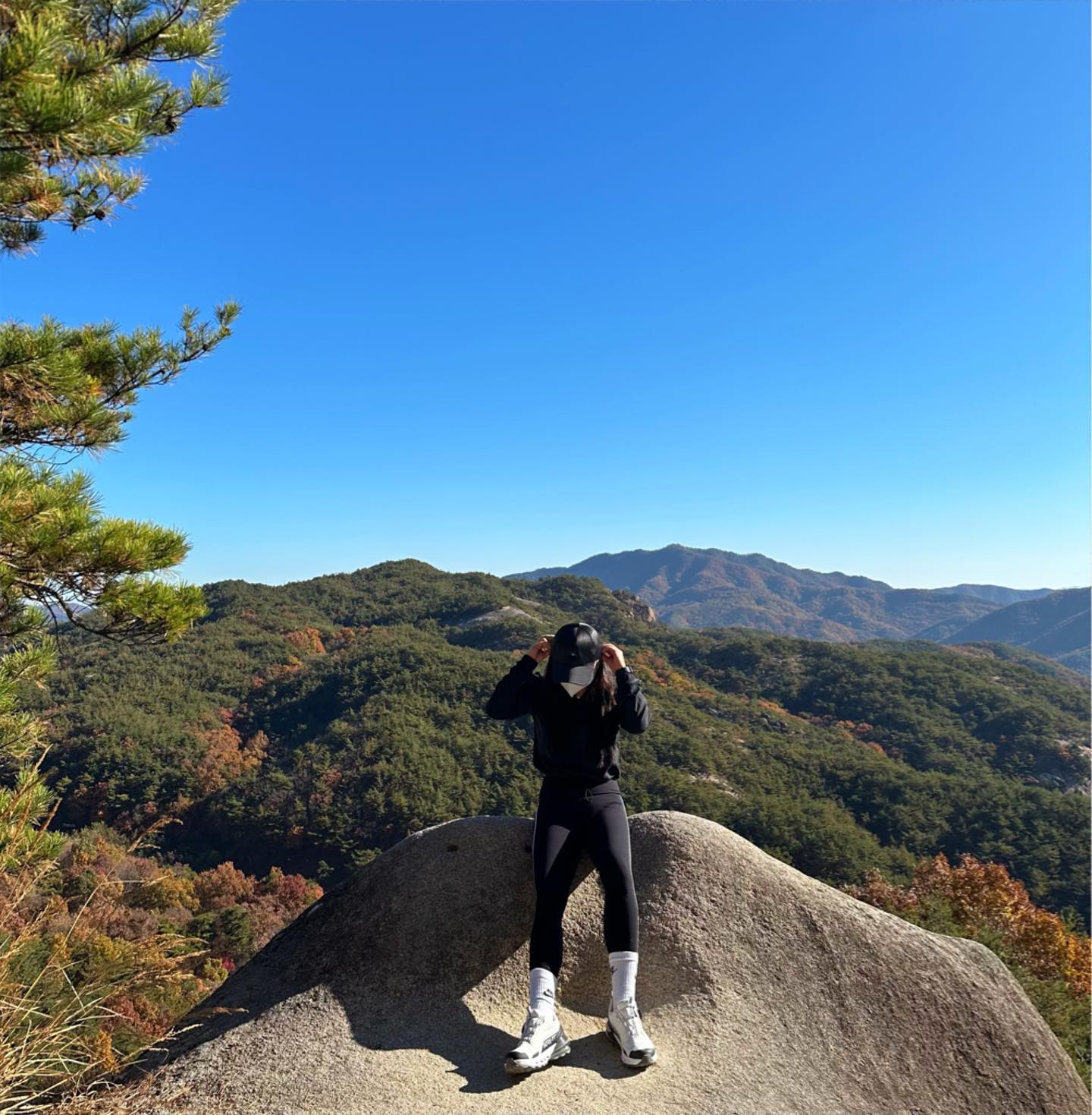 열세번째 #천태산
발목 인대 다치고 나서 한달만의 등산
새로산 등산화 신고 총총👏👏

 높진 않지만 엑티비티한 산 ⛰

생각보다 로프잡고 암벽등반 하는 길이 많아서 조금 당황했지만 꿀잼 ❣️
.
.
.
#다음산은어디👀
#충북#영동#등산#등린이#혼산
#암벽#산#산추천#등산스타그램#등산하는여자#일상#소통#선팔#맞팔#팔로우#좋아요