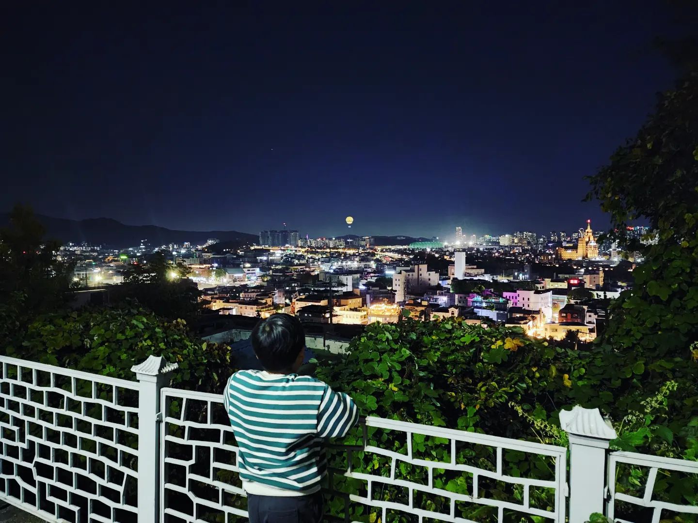 오랜만에 다같이 팔달산산책~
어젠 추웠는데 오늘은 산책하기좋넹ㅎㅎ
.
저멀리 보이는 열기구  구경중ㅋㅋ
.
.
#아들램#아들스타그램#산책#팔달산#화성행궁#열기구#육아맞팔#좋반#7세아이#무한체력아들