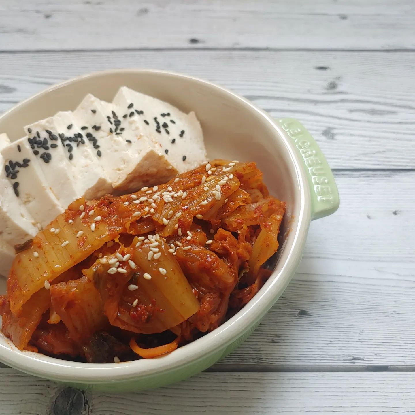 #두부김치#들기름달달😋#검은깨#참깨

작년 첫김장김치 아끼고 아껴서 몇조각 남았어요.
묵은지가되니 뭘해도 맛있군요~
고기없으면 김치찌개 안먹는 시어머니 아들땜
두부김치했는데 ~ 
이건 고기 없어도 잘 먹네요 ㅎ

저는 담주 김장해요~ 
벌써 떨려요 ㅋㅋ 
긴장 반, 설렘 반.
김장이 힘든데 ~ 살짝 재미나기도 해여 😉😆 

#올해김장언제해요?#묵은지두부김치#소중한묵은지❤️
#주부생활#일상#홈쿡#koreanfood#fff#선팔하면맞팔#좋반#맞팔환영🙌 #음식협찬환영#살림