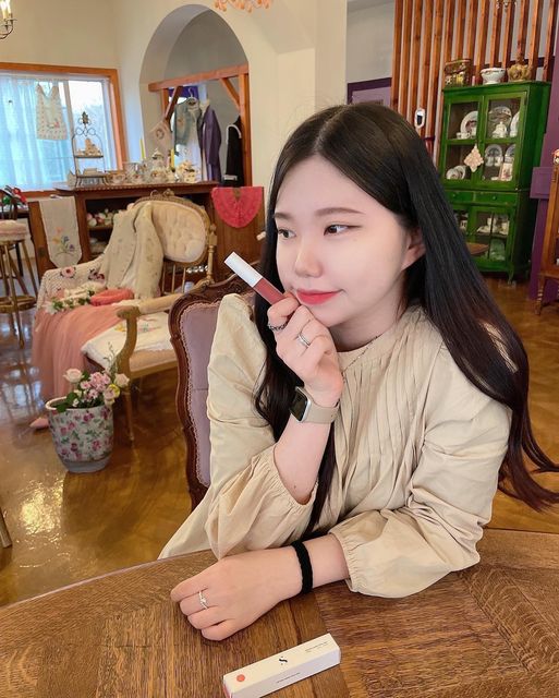 주현이🐰 on Instagram: "#광고 발림성도 좋고 색도 이쁜 올타임 무드 벨벳 틴트! 원래 좋아하는 색이기도 하고 입술이 건조했었는데 이 틴트는 바르는 순간 촉촉해지고 색도 너무 이뻐