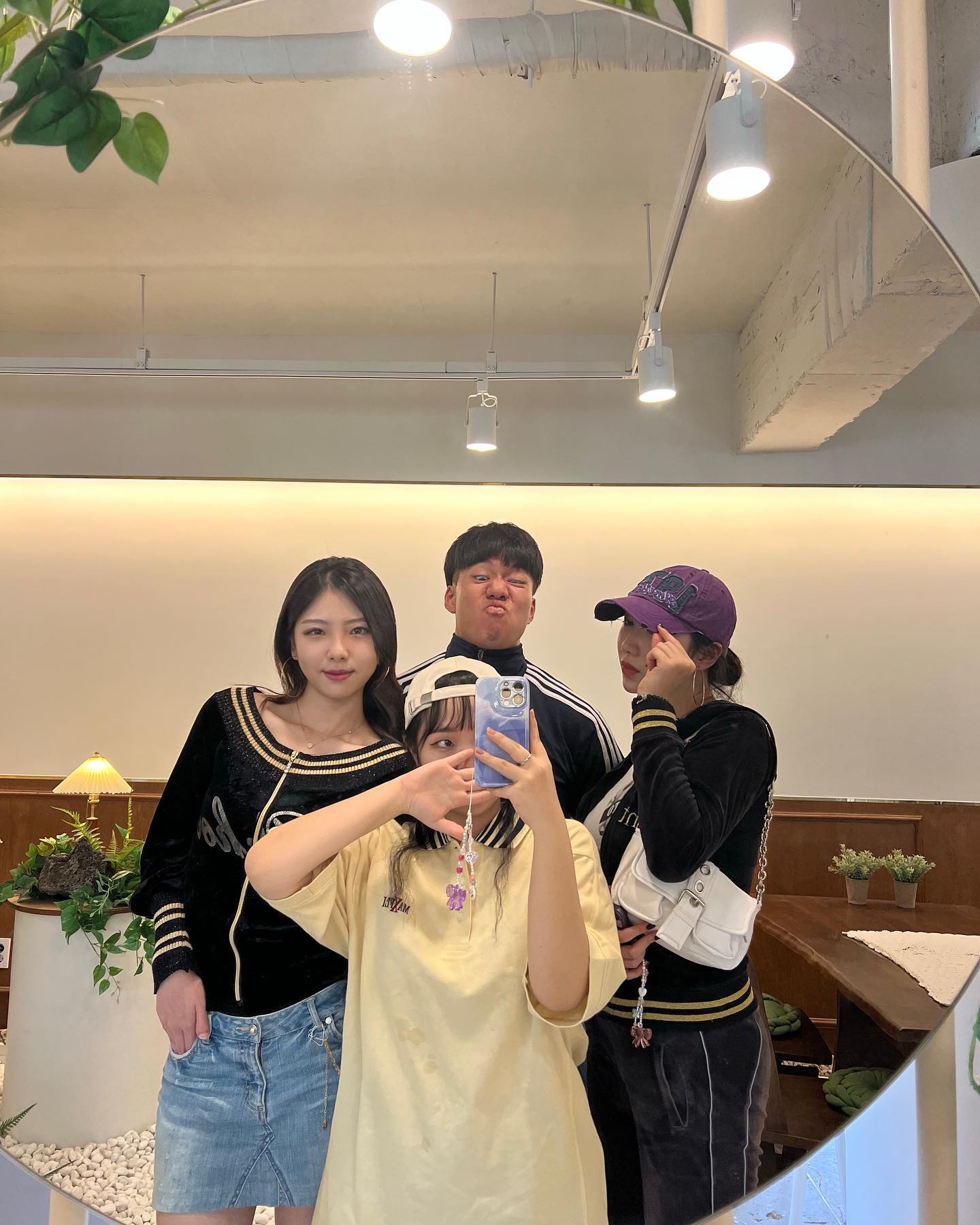 ✺✨𝓨𝟐𝓴💫✺
.

┌─Føгёυёг♥──────┐ 〃친구야〃 

└──────♥Føгёυёг─┘ 

┌─Føгёυёг♥──────┐ 〃우리는〃 

└──────♥Føгёυёг─┘ 

┌─Føгёυёг♥──────┐ 〃배신하기없기다〃 

└──────♥Føгёυёг─┘ 

┌─Føгёυёг♥──────┐ 〃영원히…〃 

└──────♥Føгёυёг─┘ 

┌─Føгёυёг♥──────┐ 〃함께하자〃 

└──────♥Føгёυёг─┘