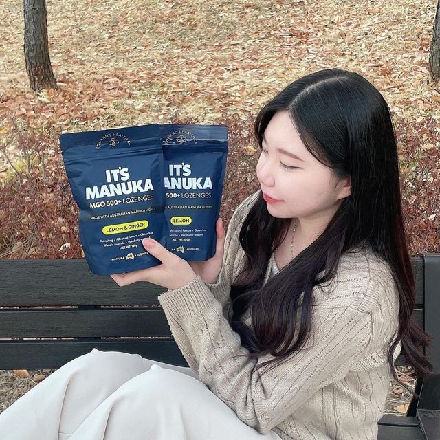 주현이🐰 on Instagram: "#광고 일상 속에서 즐길 수 있는 잇츠마누카 캔디🍬 상큼한 레몬 맛과 레몬&진저 맛 두가지로 일 할때나 운전할때 하나씩 주워먹기 딱❗️좋다 잇츠마누카 캔