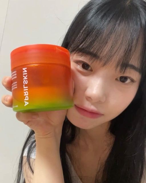김예진 on Instagram: "#광고 에이프릴스킨에서 새로 출시된 당근 클렌징밤과 카밍팩 패드! 아침 세안 후 팩 패드를 하구 화장하면 진짜 진짜 잘먹어요.. 🙊 첵오 .. 또 풀 메이크업