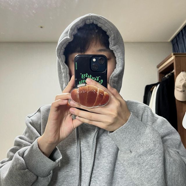 @_zeeeeen on Instagram: "#광고 #제품제공 @quatrocomma #바프 끝나고 뭐하냐구요? #먹방 찍는데요!? 아이스박스만큼 맛있어 보이는 #콰트로콤마 #자체제작 #소금빵 #그립톡 #🥐 #소금빵그립톡 #빵그립