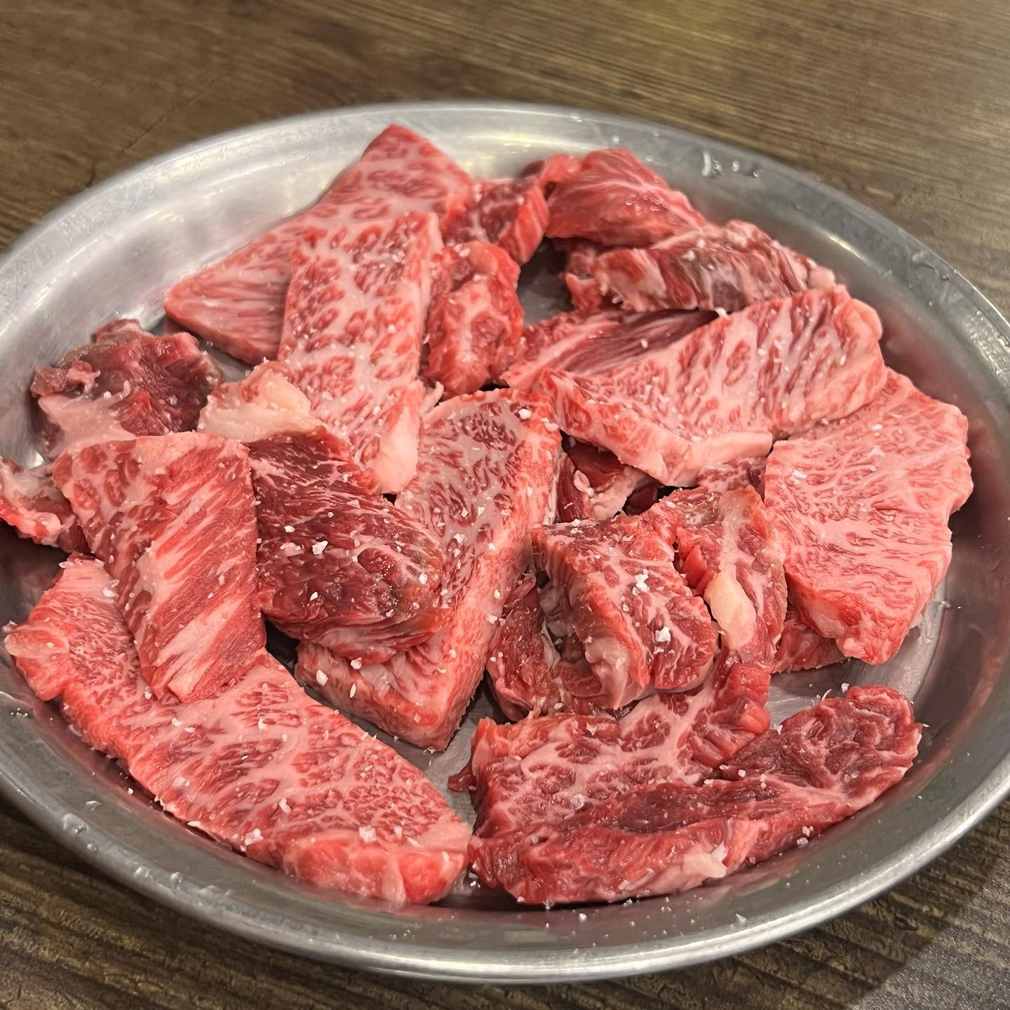 샤르르 녹는 한우 갈비살 💓
소금구이도 양념구이도 다 맛있었다✨
소주도 짠쨘 !!!!! 

단풍도 진짜진짜 예뿌고 
행복했던 경주여행 ٩꒰๑• ̫•๑꒱۶

웨이팅 많지만 1-3층까지 식당이라 아주 회전이 빠르게😋+테이블링 원격 줄스세욥

✨영양숯불갈비✨
✨한우 갈비살 소금구이 110g 24,000원
  한우 갈비살 양념구이 가격 동일 ! 

#먹스타그램 #한우맛집 #경주맛집 #토요일은밥이좋아 #경주여행 #갈비살맛집 #갈비살 #한우 #경주시외버스터미널맛집 #영양숯불갈비