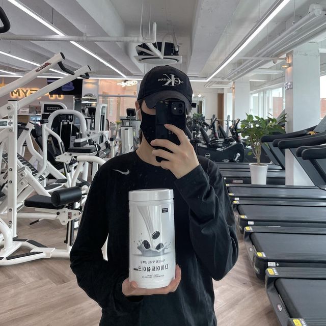@najunasee on Instagram: ". 칼로리는 낮은데 영양분은 골고루 다 들어가 있어 가볍게 식사 대용으로 마실 수 있어요 물에도 잘섞여서 편하고 전 쿠키앤크림 맛 먹었는데 안 비리고 거리낌 없어서