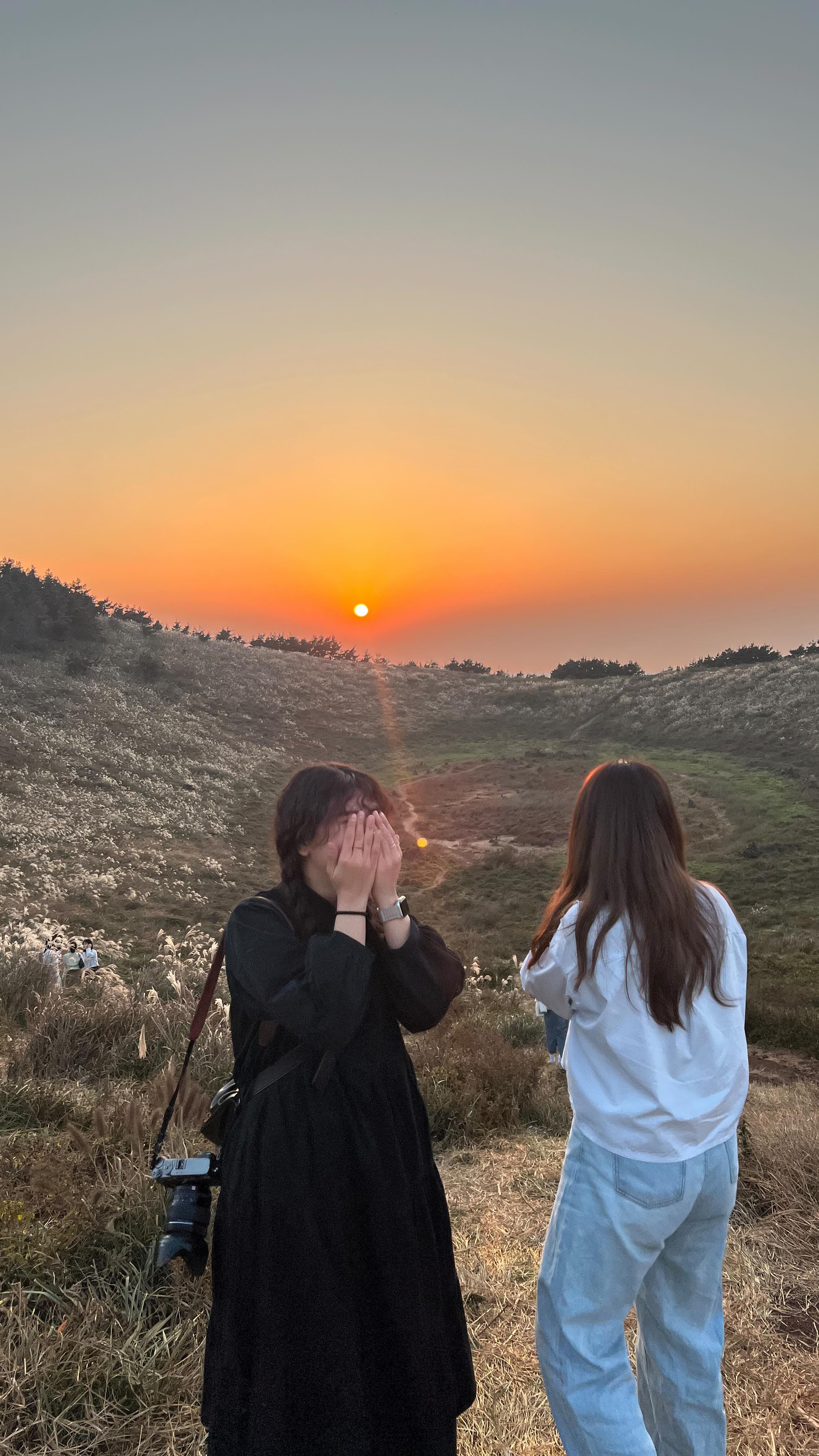 일나와 함께 했던 제주도 여행🌴

제주도 여행을 시작할 땐 혼자서 정말 우울하게 시작했는데
누구보다 재밌고신나게 놀아서 다들 우울했던 거맞냐고 물어보셨는디
막상 가서 바람쐬고 바다보고 친구랑 함께하니 씐나더라구요ㅎㅎㅎ

이왕 간 거 재밌게 추억 쌓고 오라고 말해주고,
없는 살림에 맛난 거 사 먹으라고 용돈도 줬던 나의 지인분들과🧡
우울해하지 말라던 나의 친구들과🧡
제주도에서 차도 빌려주고 맛난 밥사준 수민이랑^_^
비행기 놓쳐서 오열할 때 하루 더 재밌게 놀다 오라던 울 가족❤️

모두모두 다 너무 고맙숩니다⸝⸝ʚ̴̶̷̆ ̯ʚ̴̶̷̆⸝⸝ 

특히나 나랑 여행 내내 함께해 준 일나!
덕분에 우울했던 제주도가 아닌 행복했던 제주도였어...💕
담에 여행 또 같이해줘!!!!!!

+
제주도에서 함께 했던 모든 인연들 덕분에 에너지 얻고 갑니다!
여행은 끝났지만 각자의 자리에서 행복하길 기도해요🫶