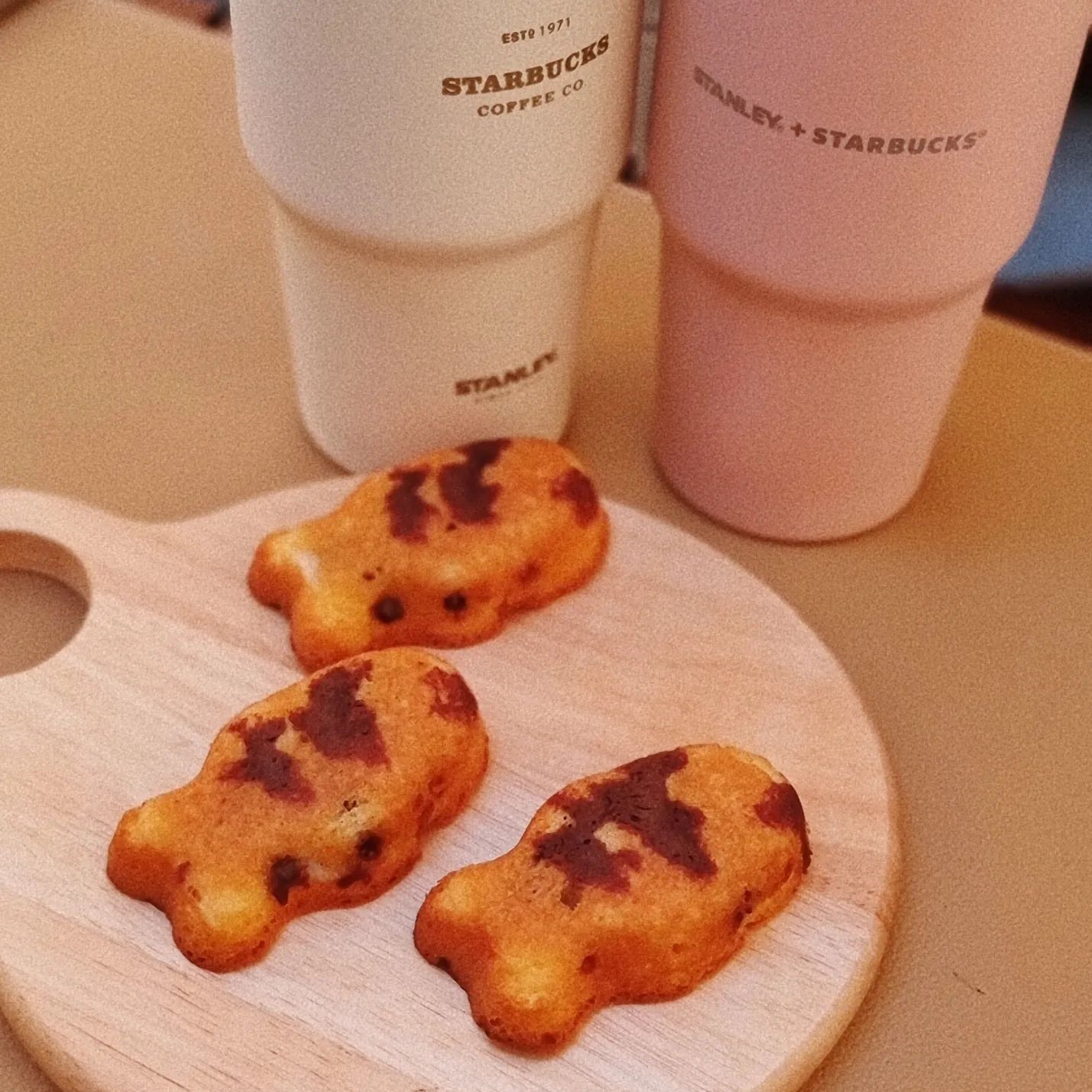 ⠀⠀⠀
⠀⠀
🤎

오늘은 날씨가 제법 쌀쌀하니🍂
겨울간식이 생각나는 밤

팥도 별로 안좋아하면서
쌀쌀해지면 괜히 먹고싶은 붕어빵😊

아쉽게도 집근처에는
붕어빵 사장님이 안계셔서
구경하기도 힘들지만
아쉬운데로 쫀득 붕어빵 꾸워먹기!

걍 먹어도 맛있는데
괜히 기분상 더 맛있게 
느껴지더라구요🤭

이번주말에는
태안으로 캠핑가는데
뭘 구워먹어볼까나
월욜부터 설렘🤎
⠀⠀⠀
⠀⠀