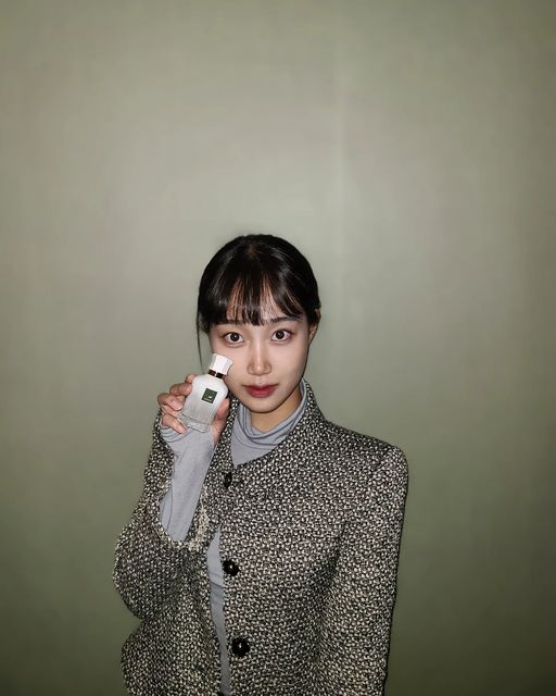 권나영 on Instagram: "#광고 #협찬 보들보들 우유에 알로에젤 추가요~🥛 향수를 뿌렸는데 왜 첫눈이 내리죠?? 올해 첫눈오는 날 향수 정했다! ❄️☃️ ⠀ ⛄️구매링크⛄️ : https://www.scelmar.com