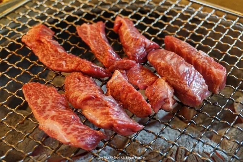 #협찬 #내대지238 #한우맛집
한우 1++BMS9 최고급 등급을 최저가로 !!
보기만 해도 고기가 너무 좋아보이네여 ㅠㅜ
숲 속에 위치해 있어 맑은 공기도 마시고
고급 양주 고급 와인까지 함께 즐길 수 있어
가족 연인 모임 누구든 함께 와서 즐기리 좋은 맛집 이에요 ❤️

 #고기맛집 #먹스타그램 #맛스타그램 #맛집 #투플 #나인등급 #죽전맛집 #광교맛집 #용인맛집 #수지맛집 #분당맛집 #나만의맛집 #맛집추천 #소고기맛집 #회식장소 #외식스타그램 #회식스타그램 #에버랜드 #현주엽맛집 #감성카페 #분당카페 #보정동카페거리 #데이트코스 #분당가볼만한곳 #가성비소고기 #용인가볼만한곳 #용인한우