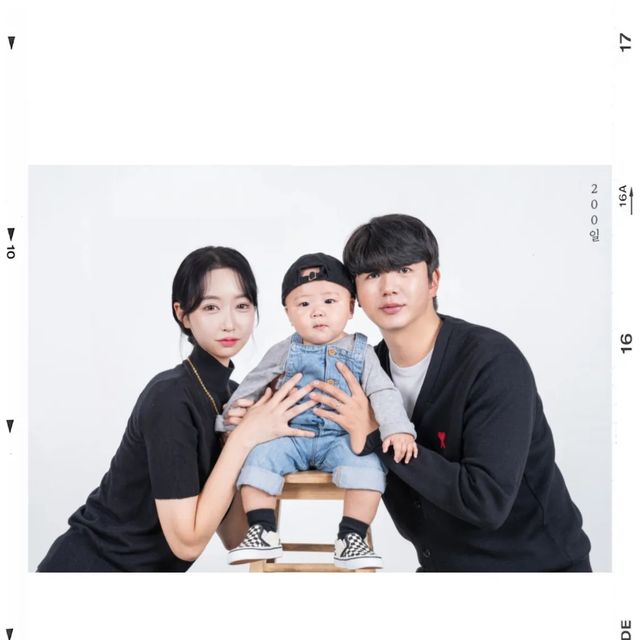 전혜경 on Instagram: "200일첫 가족사진 로운이만 잘나와고 ..기술에 힘 괜찬아 실물이 훨 낫다 (우리생각) ㅋㅋㅋㅋㅋㅋㅋ그래도 협조 잘해줘 땡뀨 다시한번 축하행 #200일가족사진 #사파리사진