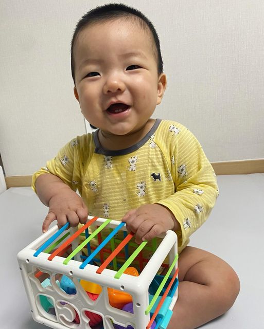 ᰔ이안이성장기록ᰔ on Instagram: "ᰔ제품제공ᰔ 🤹🏻‍♀️그로윗알파벳네트도형끼우기🤹🏻‍♀️ 그로웟에서 야니에게 알파벳네트도형끼우기를 선물해주셨어요🥳❤️ 요새 뭐든 물