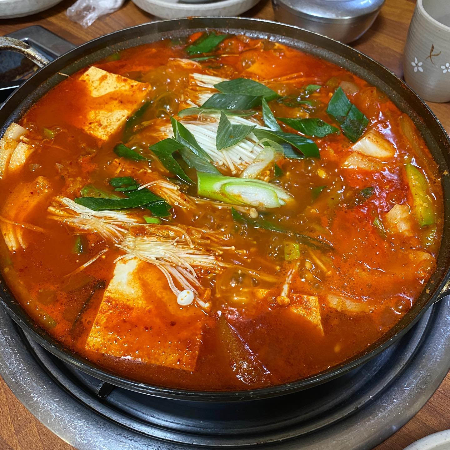 #신성동왕족발
족발은 무조건 신성동왕족발인데 점심에 쫄데기찌개도 진짜 왕맛있음.. 
쫄데기라는게 생소할수도있는데 고기랑 쫜득한 비계가 진짜 환상조합.. 
꾸덕한 국물은 마치 닭볶음탕같기도 한데 라면사리 하나 넣어주면 끝장남.. 
여기 반찬도 사장님이 직접 만드시는데 반찬이 진짜 다맛있어서 밥 두그릇 필수입니다..