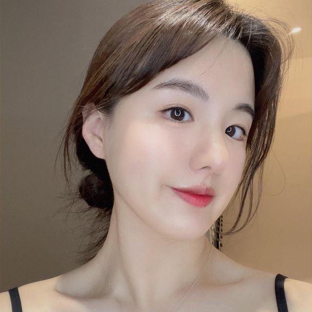 @from_holy on Instagram: "#협찬 
✨오늘은 메디케어 딥 비타 기초케어를 가지규 왔어요✨

패드랑 앰플로 구성되어 있는 딥 비타 기초케어는 자외선으로 인해 생긴 기미,잡티 & 칙칙해진 피부톤을 패드와 앰플 한 세트로 손쉽게 끝낼 수 있어요😊

💡등산, 러닝 등 야외활동만 다녀오면 늘어나는 기미, 잡티때문에 고민이신 분
💡푸석푸석하고 피부톤때문에 스트레스 받는 분
💡쉽고 간편하게 기미, 잡티, 피부톤 케어를 한 번에 해결하고 싶은 분

메디큐브는 솔직히 주절주절 말로안해도 믿고 쓰셔도돼요🥺 모델 유재석님이면 말 다했죠?😝

✨딥 비타C앰플 2.0
📍100만병 판매 신화! 메디큐브 베스트셀러 ‘딥 비타C앰플’ 의 업그레이드2.0 버전
📍순수 비타민C 함유량 145,000PPM 을 자랑하는 비타민C 고함량 앰플
📍식약처 고시 미백&주름 2중기능성 제품으로 7일기미개선 효능을 극대화한 기능성화장품
📍겉기미/속기미/잠재기미 토탈 케어가 더 체계적으로 가능해진 16종 인체적용시험을 완료한 딥 비타C 앰플2.0 
 
✨딥 비타C패드
📍기미,잡티 개선 및 피부톤 개선 등 13종 인체적용시험으로 확인된 7일 기미패드의 피부개선효과
📍고농축 비타민이 풍부한 ‘비타민 워터’와 식약처 미백고시성분 ‘나이아신아마이드’가 함유되어있어, 패드 한 장으로 겉기미와 속기미 고민 해결!
📍기미/잡티/피부톤 외에도 광채, 수분까지 한 번에 잡을 수 있도록 3중 광채 (물광/윤광/속광) 특허 성분이 함유되어 있는 딥 비타 C 패드

❣️꼭 사용해보세요! 저도 요 몇일동안 쓰고 있는데 확실히 얼굴이 환해진거같아요😊

@medicube_korea
#메디큐브 #medicube #AD #딥비타C패드 #딥비타C앰플 #기미없애는법 #기미잡티제거 #기미관리 #기미화장품 #유재석기미앰플 #메디큐브기미앰플 #기미지우개 #비타민기미패드 #7일기미앰플 #7일기미패드 #골프스타그램 #피부톤업 #잡티패드 #미백패드 #운동하는여자 #운동하는직장인 #헬스타그램 #필라테스 #눈바디 #일상 #일반인모델 #뷰티모델 #스냅모델 #리뷰"