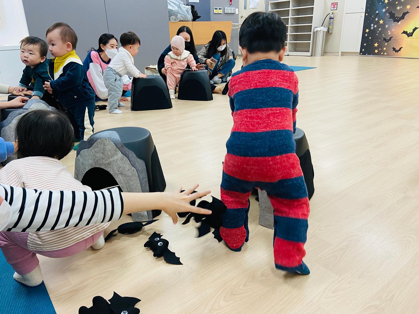 🍂가을학기🍁

11번째수업 ♠️블랙데이♣️

검정색 친구들을 만나본 날!
지율이는 박쥐친구들이 들어가야할 동굴을 밀고만 다니다 
수업이 끝났다.....

#포시즌플레이 #포시즌플레이오감놀이 #나랑노랑 #나랑노랑오감놀이 #문화센터 #문센데이 #가을학기 #열한번째놀이수업 #블랙데이 #검정친구들 #박쥐딸랑이 #말안듣는아들 #훈육은어떻게하는건가요 #정신승리중