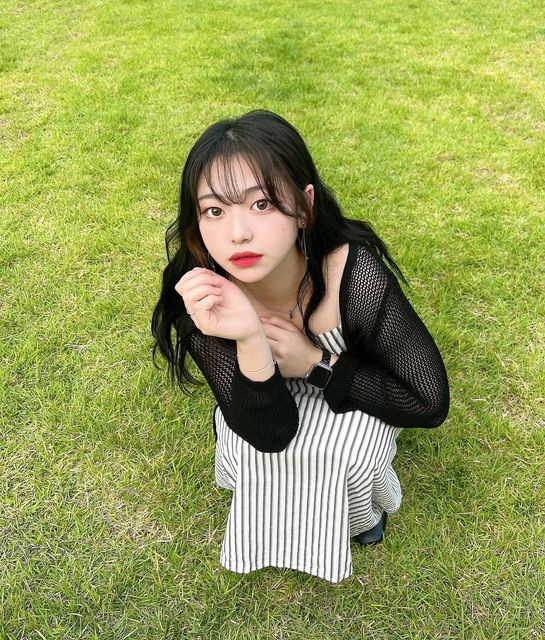 조단비 on Instagram‎: "위기뿐인 나에게 분위기를 만들어준
작가님과 모모다에게 하트를..🍀

어제는 모모다에서 협찬해주신 원피스 세트를
입구 반차쟁이인 저는 교회st인줄 알았던
진짜 교회 카페를 다녀왔어요!!

💟 등부분 뒷밴딩으로 편하게 입을 수 있었던
  끈원피스로 깔끔+청순

💟 리본을 묶어서도 풀어서도 연출할 수 있는
  니트가디건인데 원피스랑도 어울리고
  다른 옷과 매치해도 좋을 가디건이었어요! 
 (◍•ڡ•◍)♥

💟 다가온 환절기/간절기 시즌에도 입기 너무
  좋고 사이트를 보니 다른 예쁜 옷들도 
  많더라구요ㅎㅎㅎ 다들 한번씩 가을맞이
  쇼핑 해보시는건...??👀

  tmi. 사실 너무 예쁜사진들이 많아 고르기 
  어려워서게시물 한번 더 올릴 지 몰라욤!
 많관부 (❁´▽`❁)
.
.
.
.
.
.

#협찬 #모모다 #momoda #ootd #오오티디룩 #데일리룩 #데이트룩 #대전맛집 #둔산동카페 #구암동카페 #오브떼르  #예쁜카페 #대전카페 #대전술집 #대흥동맛집 #대흥동카페  #수원카페 #옷 #천안카페 #서울카페  #코디 #패션#여자코디  #그물니트 #펀칭니트 #여름니트 #캐주얼룩  #미니멀룩 #여름코디"‎