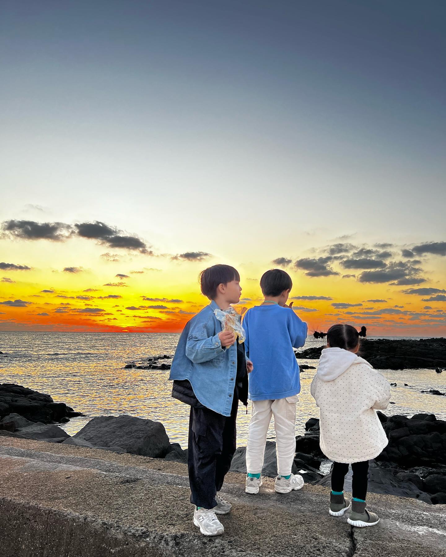 지나가다 노을이 너무 예뻐서 🤎

예쁜사진 남기고 싶었는데🥺🥺
빵먹는데 진심인 아이들ㅋㅋ
쓰리샷찍기 힘들다🥲🥲

#저녁노을 #노을 #제주 #제주바다 #우리동네바다 #삼남매