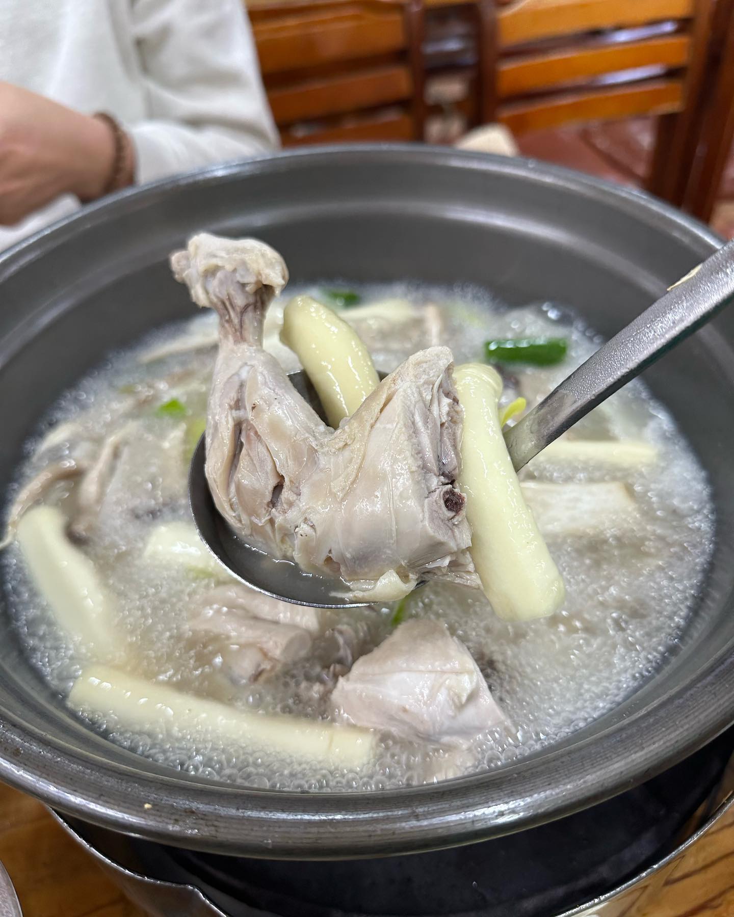 동대문 맛집 다녀왔어요🤗

뭘 먹을까 고민을 하다가 원조 원할매소문난닭한마리🐔로 결정했어요.
먹자골목애 위치하고있고 백종원의 3대천왕, 맛있는 녀석들 등 다양한 매체에서 소개도 될정도로 유명한 곳이라고해서 기대하고 방문💕💕

2인세트로 주문을 하면 닭한마리+칼국수사리+감자+떡+버섯이 나오는데 사라믄 따로 추가 가능해요. 전부 맛있지만 특히 떡사리랑 버섯사리가 진짜 맛있어요🥰🥰🥰
버섯사리믄 처음부터 한번 추가를 했고 떡사리도 추가하고싶었는대 배불러서 참았어요. 밀떡인데 쫄깃하고 부드럽고 진짜 존맛탱😋

끓이면 끓일수록 국물이 맛있고 나무 졸았다싶으면 육수추가하세요!!저희도 2번 육수추가해서 먹었어요👍
마지막에 칼국수 넣고 먹는건 필수!!
깔끔한 국물도 좋지만 칼칼하게 다대기를 넣어 먹는 것도 추천👍

#아라리#럽스타그램#여행스타그램#첫줄#첫줄반사#일상#소통#소통해요#선팔하면맞팔#맞팔하면선팔#선팔#맞팔#맞팔좋아요#선팔맞팔#좋아요반사#서울여행#동대문#동대문맛집#동대문맛집추천#원조원할매소문난닭한마리#원할매소문난닭한마리#닭한마리#3대천왕