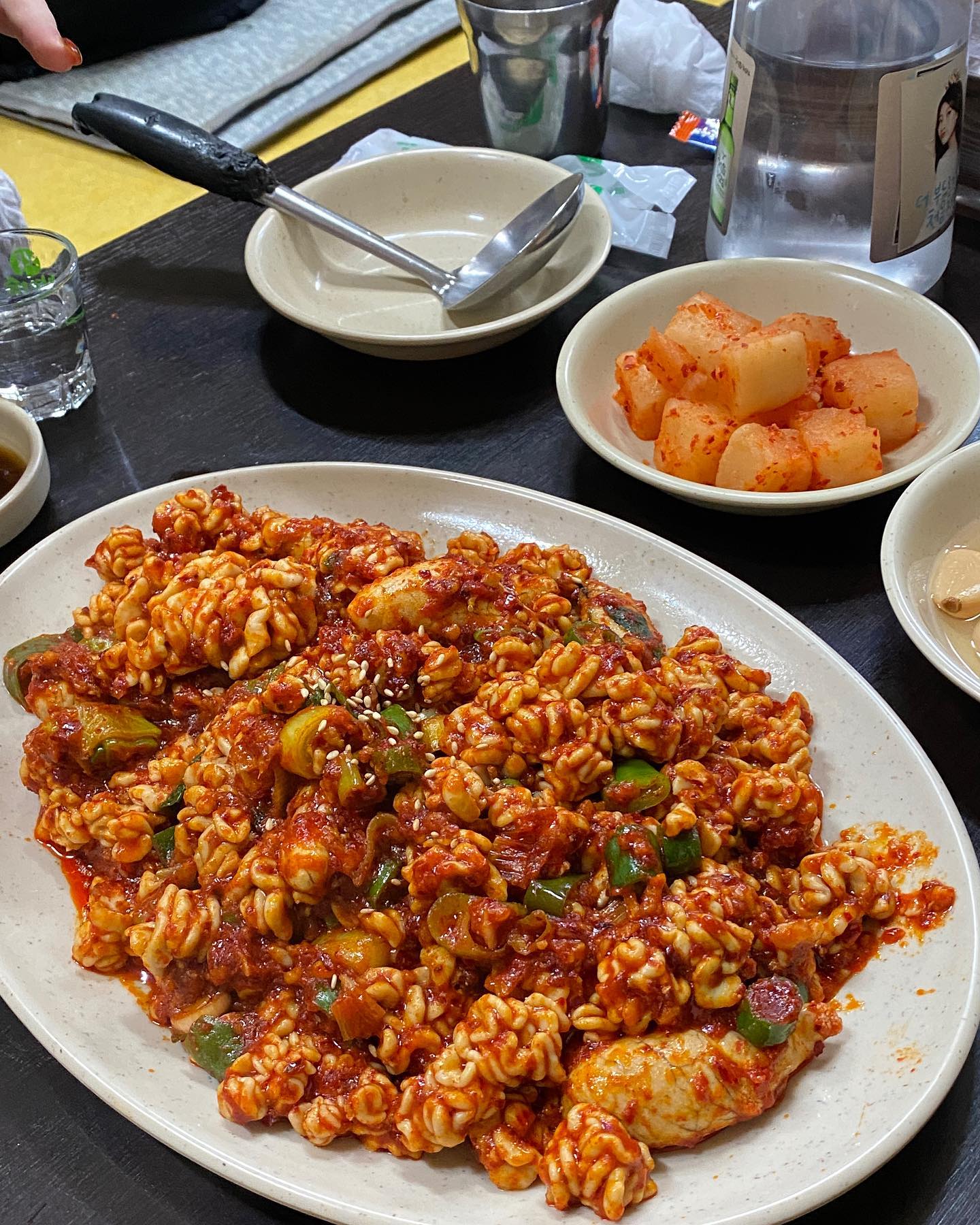 [종로찌개마을]

#종로찌개마을 #알고니볶음 #종로술집 #대구뽈찜

전부터 가보려고 시도했다가 매번 너무 긴 웨이팅으로 실패했지만 드뎌 성공한 집,,🫶🏻 알고니볶음을 주문했지만 다음번엔 대구뽈찜에 내장추가 해먹는걸로ㅎㅎ 낙지볶음도 쏘쏘 나쁘진 않았다😗
볶음밥은 바쁘시면 안 된다고 하시니 밥을 먹고싶다면 공기밥 노노 비빔밥 달라고하면 공기밥에 비벼먹을 수 있는 김가루 참기름이 같이 나오니 같은 가격이면 비빔밥 먹기 대존맛🥹💛

#박소떡_종로