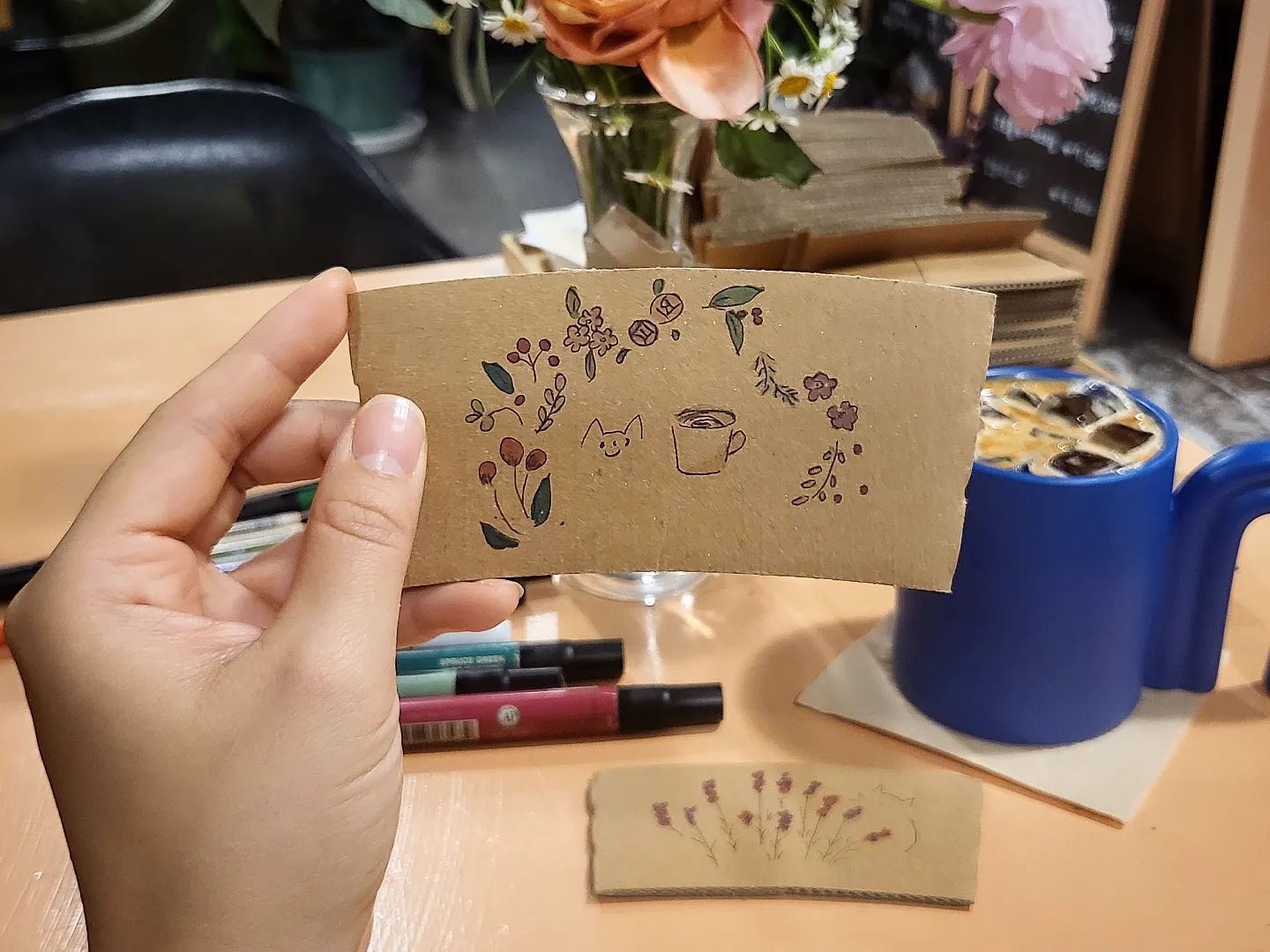 머머링에서 그림솜씨를 뽐내보세요❤️
재료들은 편하게 쓰셔도됩니다아♡
다만 홀더는 1인2개 드리고 있어서
tip*일반종이에 연습하다가 손이 풀렸다~싶을때 예쁘게 그려보아요❣️^3^
.
#화정카페 #카페머머링 #머머링
#취미카페 #드로잉카페 #소모임카페
#취미생활 #그림그리기 #홀더꾸미기