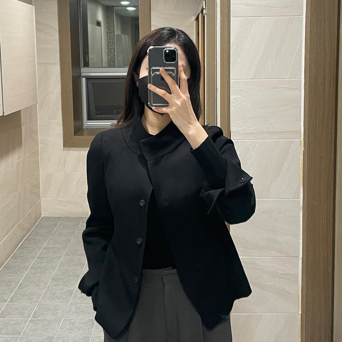 오늘 퇴근하구 피부과 가기전에 시간이 좀 남아서 한컷, 피부과에서 마취크림 바르고 한컷👻

다들 정기적으로 받으시는 시술이나 관리 있으신가요❔
저는 2년전에 샤넬주사 맞아보고 오늘은 리쥬란 3회 카드슬래쉬 하고 왔는데요? 넘나 비싸요..🥲 내통장 눈감아..🥹

리쥬란은 “정말 의사를 패고 싶었다”, “안고 있던 인형을 다 쥐어뜯었다”, “3회 결제했는데 다시는 가고 싶지 않다” 등등의 후기로 악명이 높아서 넘나 무서웠는데? 생각보다 할만했어요⁉️ 나... 생각보다 꽤 강인할지도..?😏