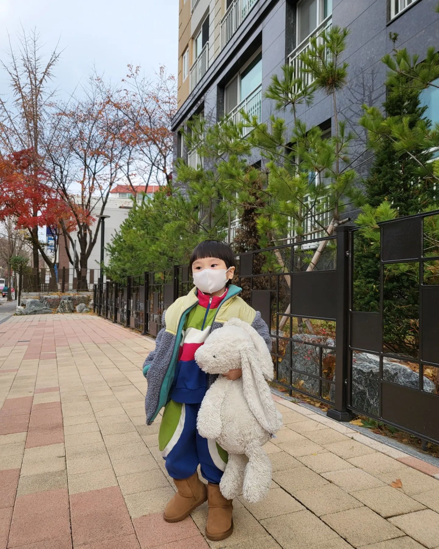 등원하는길에 찍은건데 모델같네♡
아빠는 이준바라기야
새로산 어그신고 토끼들고 춍춍춍 얼집버스타러가는
김이준♡ 사랑한다

#아들바보아빠 #등원룩🎒 #어그개시 #어그키즈 #모델인줄 #많이컸다아들#아빠는아들바보 #아빠는찍사 #육휴중 #육휴대디 #등원길패션 #등원길찰칵📷