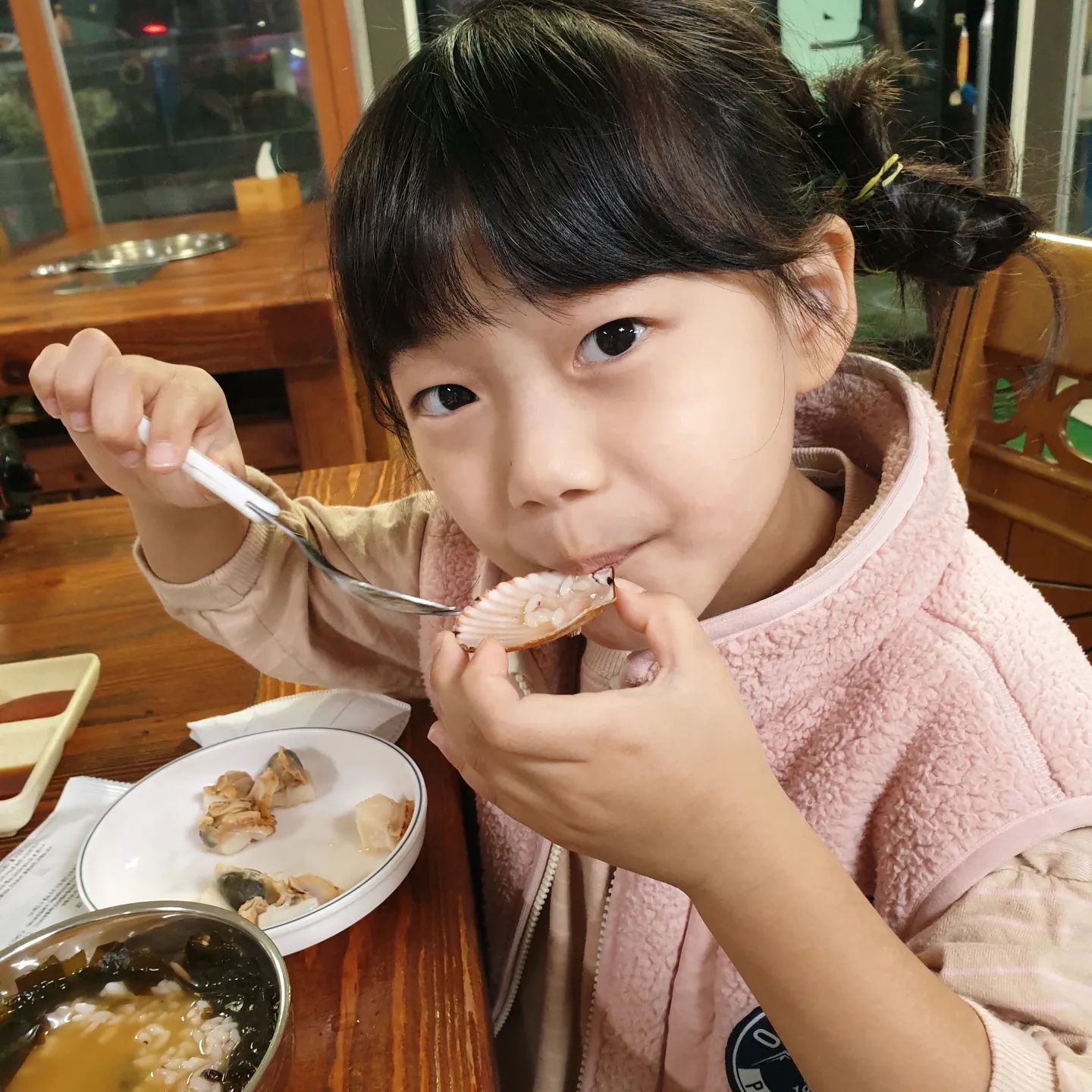 조개껍데기에 담긴 국물을 쪽 빨아먹고
그 속에 미역국 밥을 넣어 비벼 먹는 어디서 배운 거냐구 🤣
그나저나 예서가 들고 있으니까
조개가 진짜 크다! 조개 모델해야겠다 ㅋㅋ
.
.
.
#조개구이 #조개찜 #조개먹방 #먹자먹자 #7살딸 #바다여행 #딸스타그램 #자매맘 #귀요미들